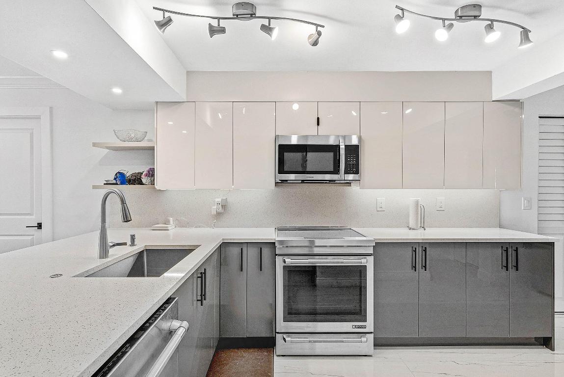 18 Royal Palm Way 109