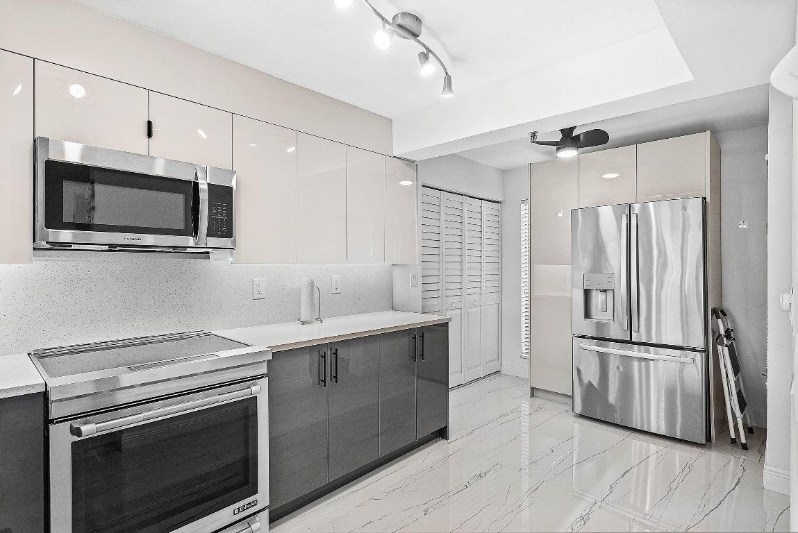 18 Royal Palm Way 109