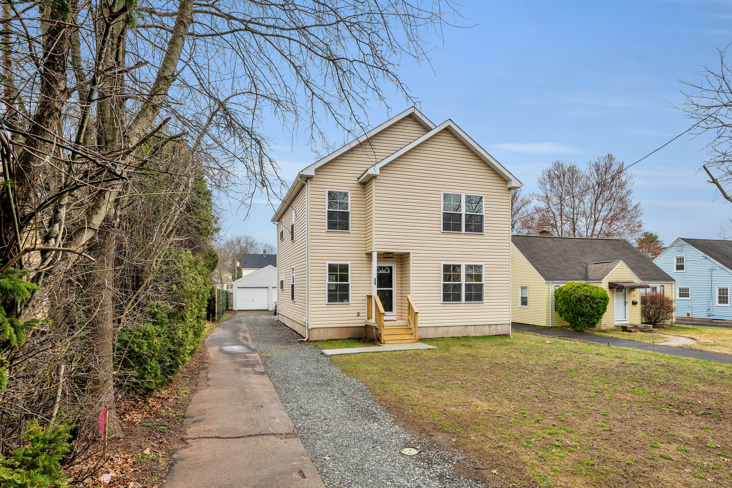 39 Robbins Avenue