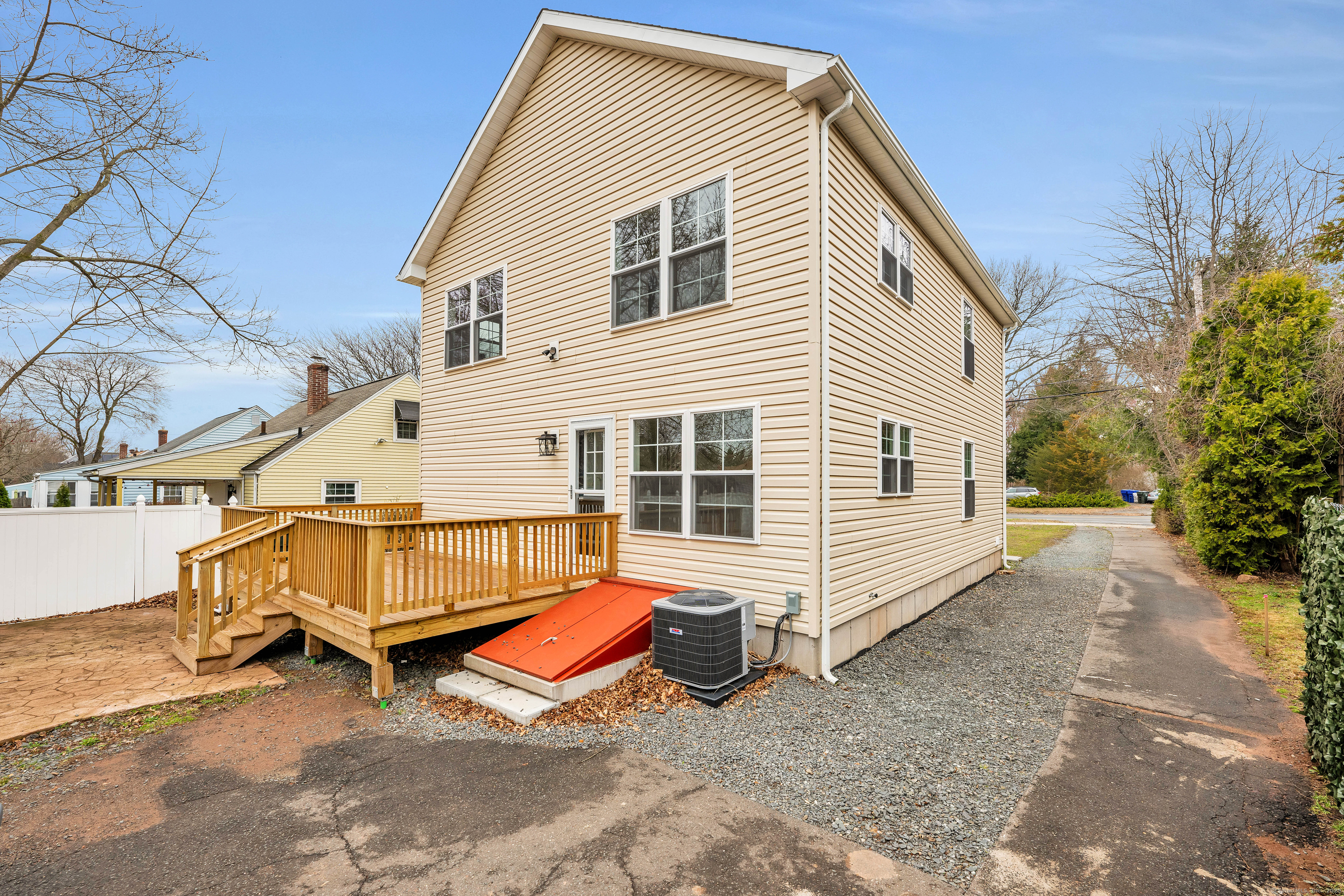 39 Robbins Avenue