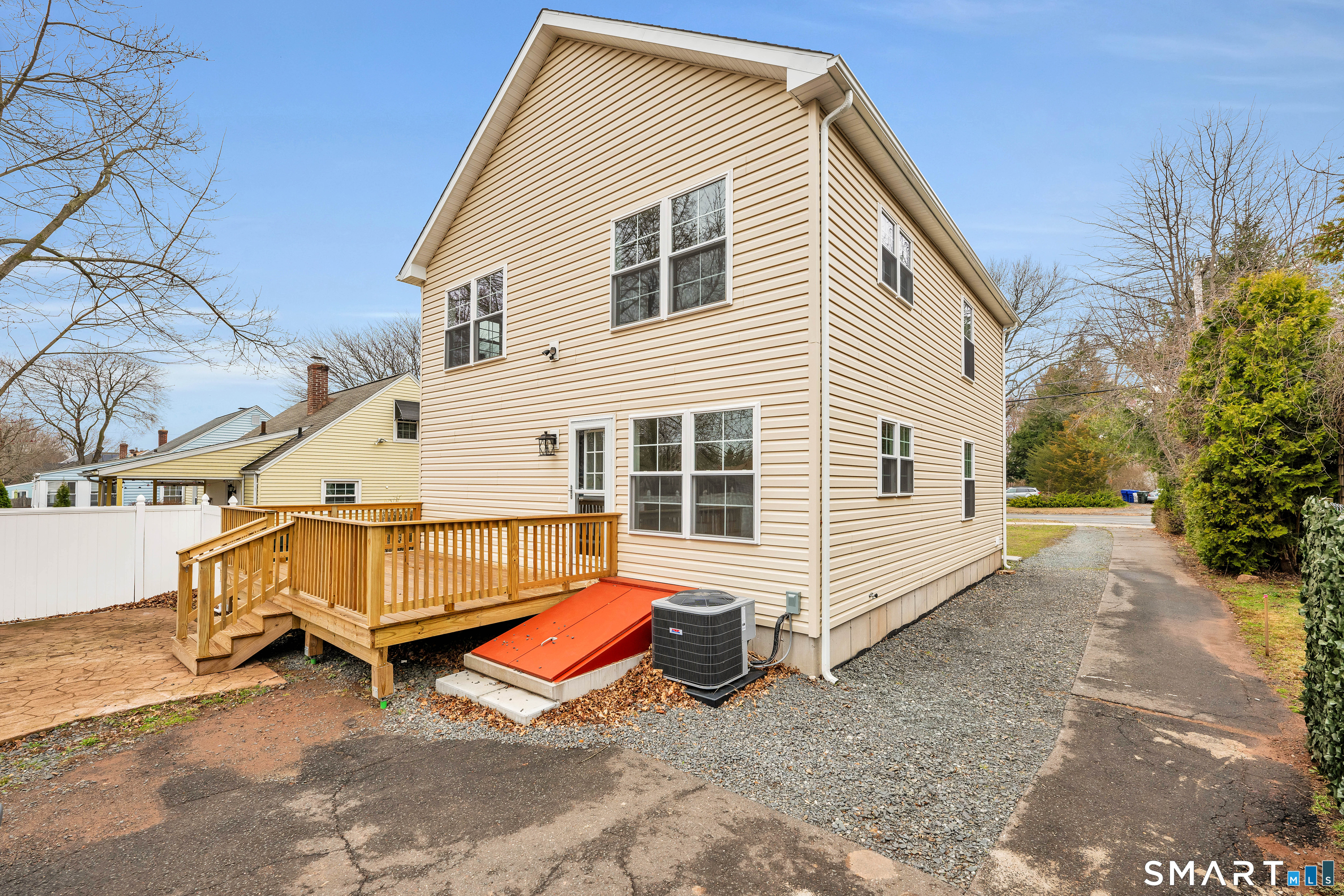 39 Robbins Avenue