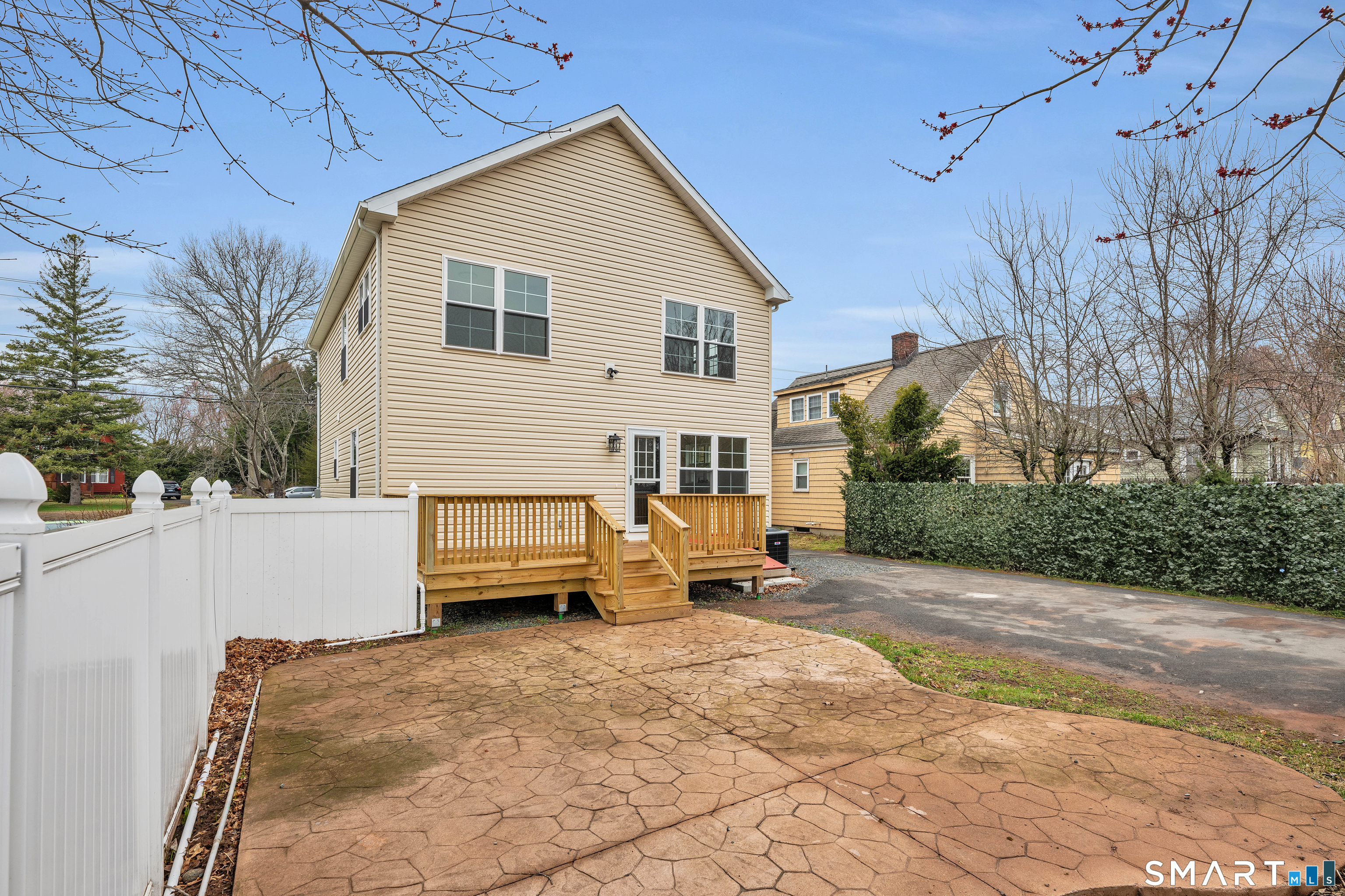 39 Robbins Avenue