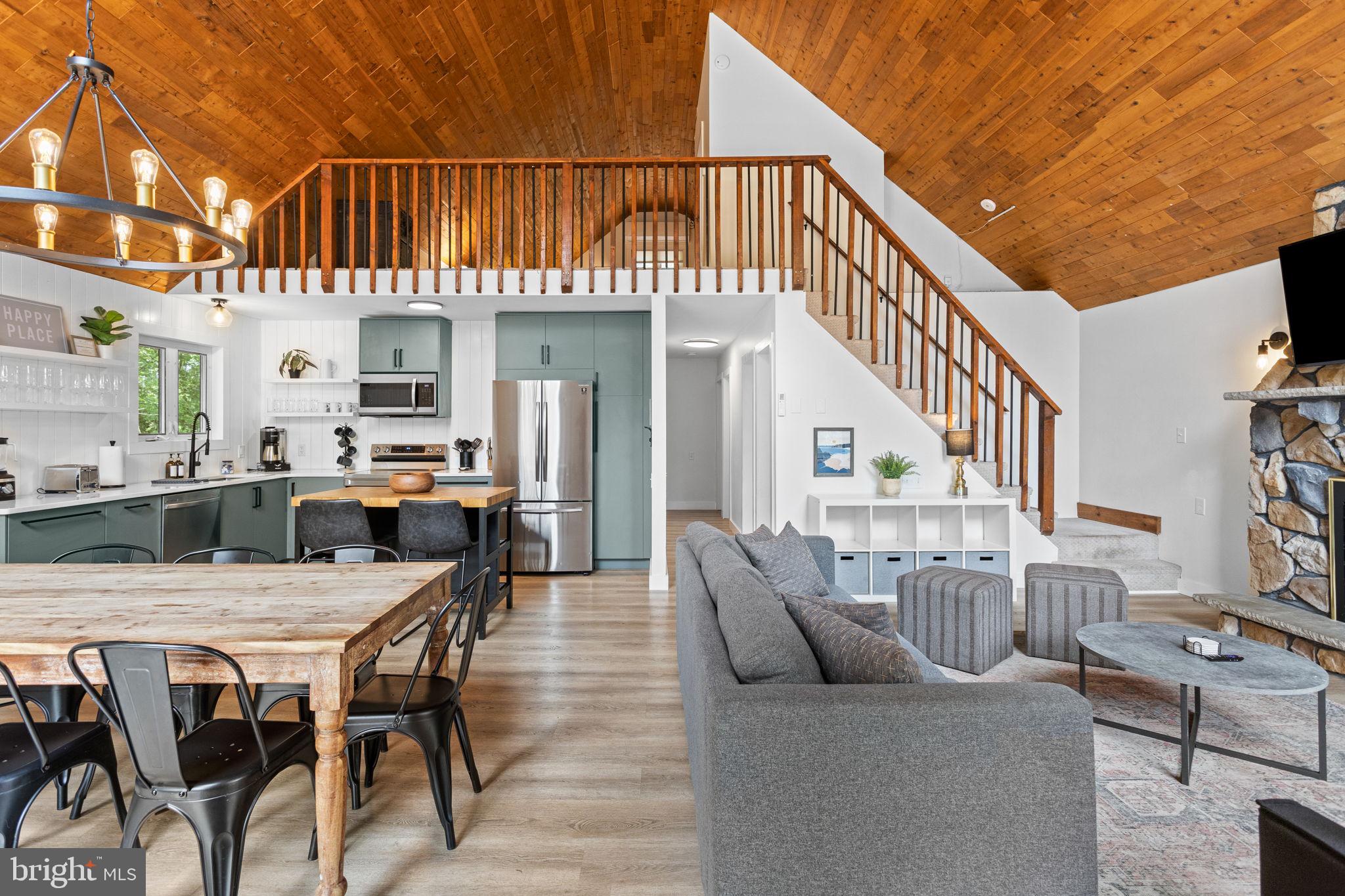 81 PINEKNOLL DRIVE