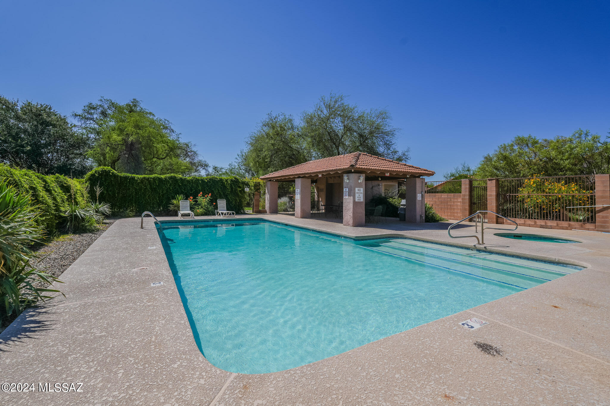 8246 N Paseo Del Rancho Escondido