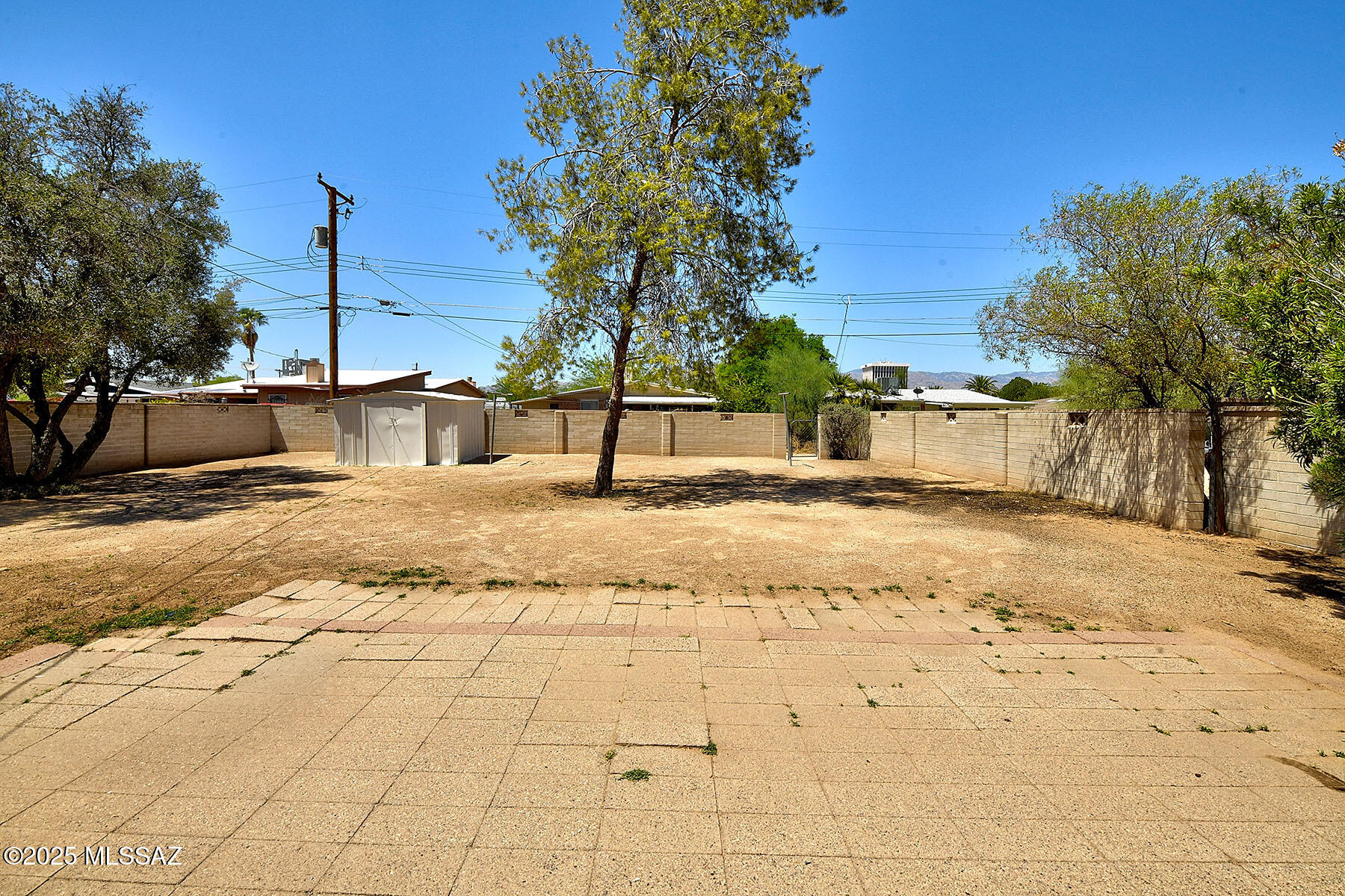 5035 E CECELIA Street