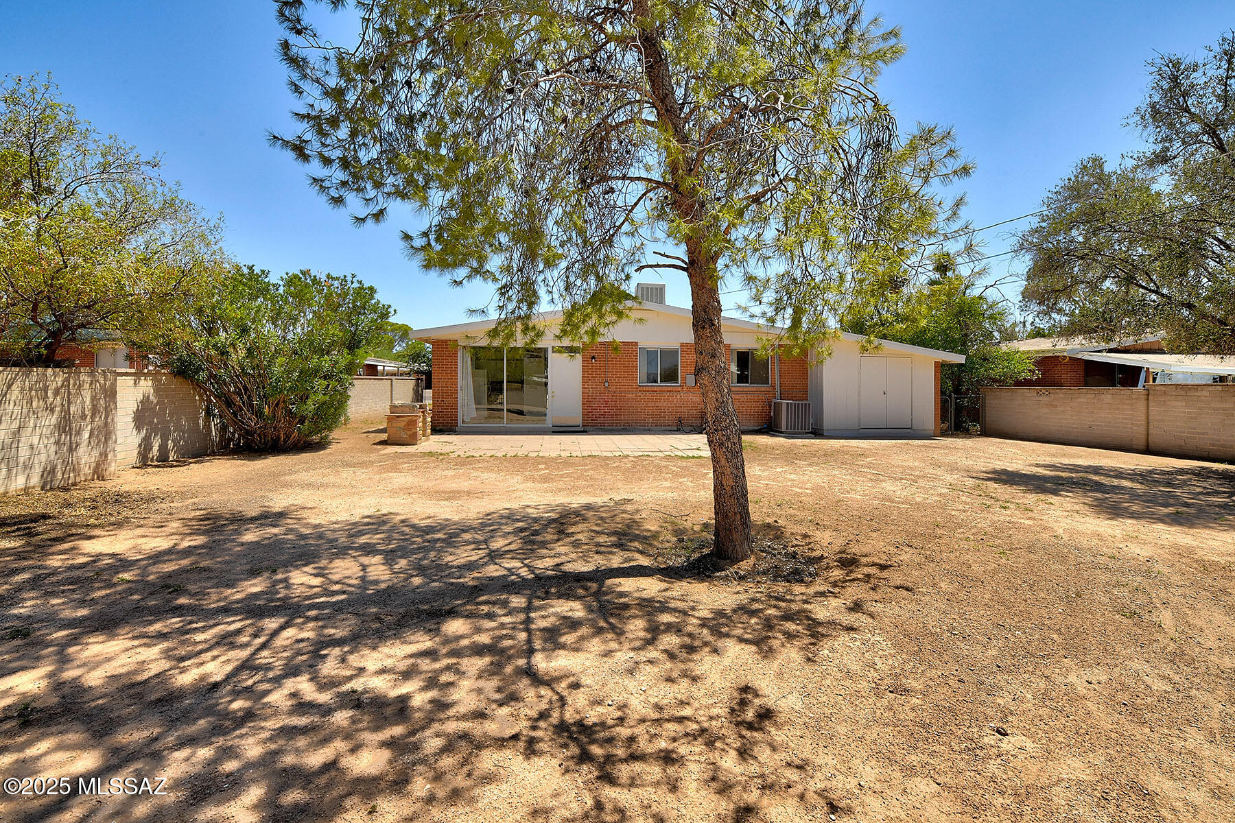 5035 E CECELIA Street