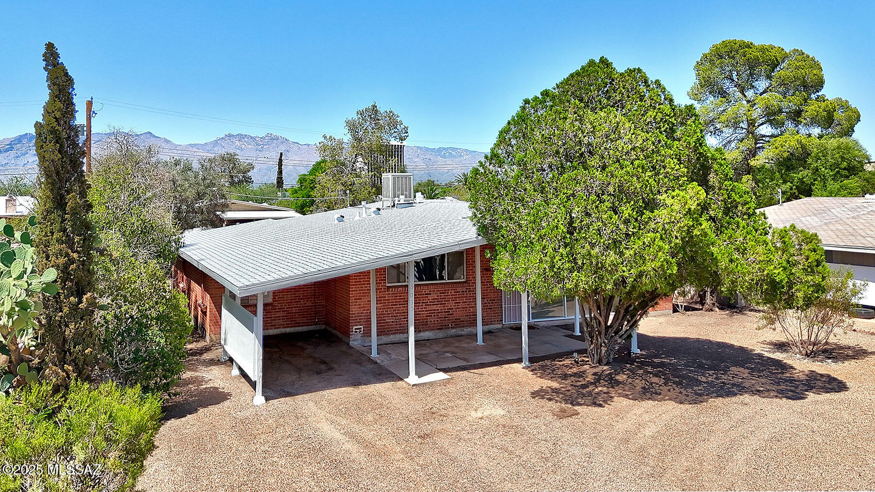 5035 E CECELIA Street