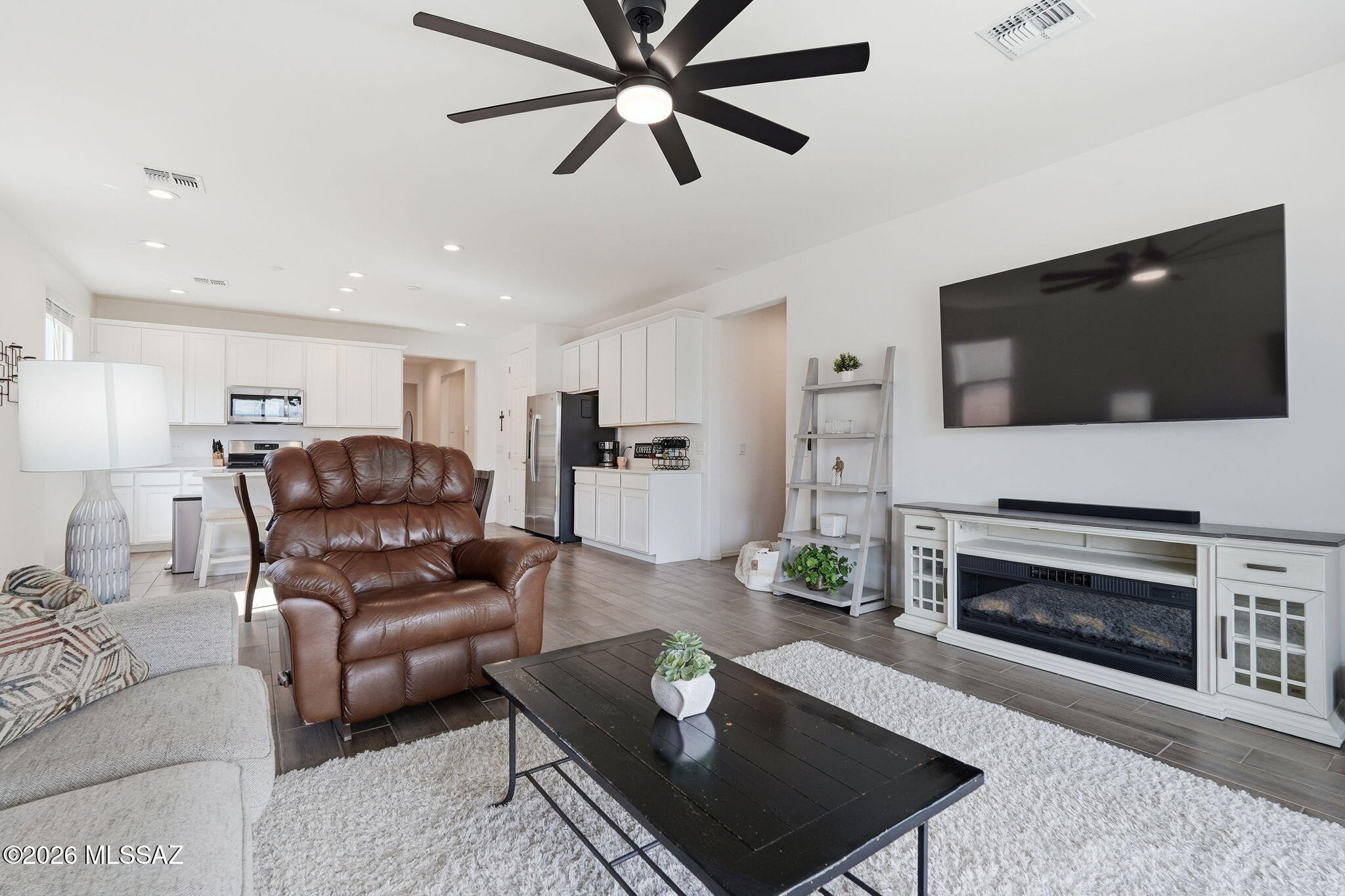 693 W Calle Las Varitas