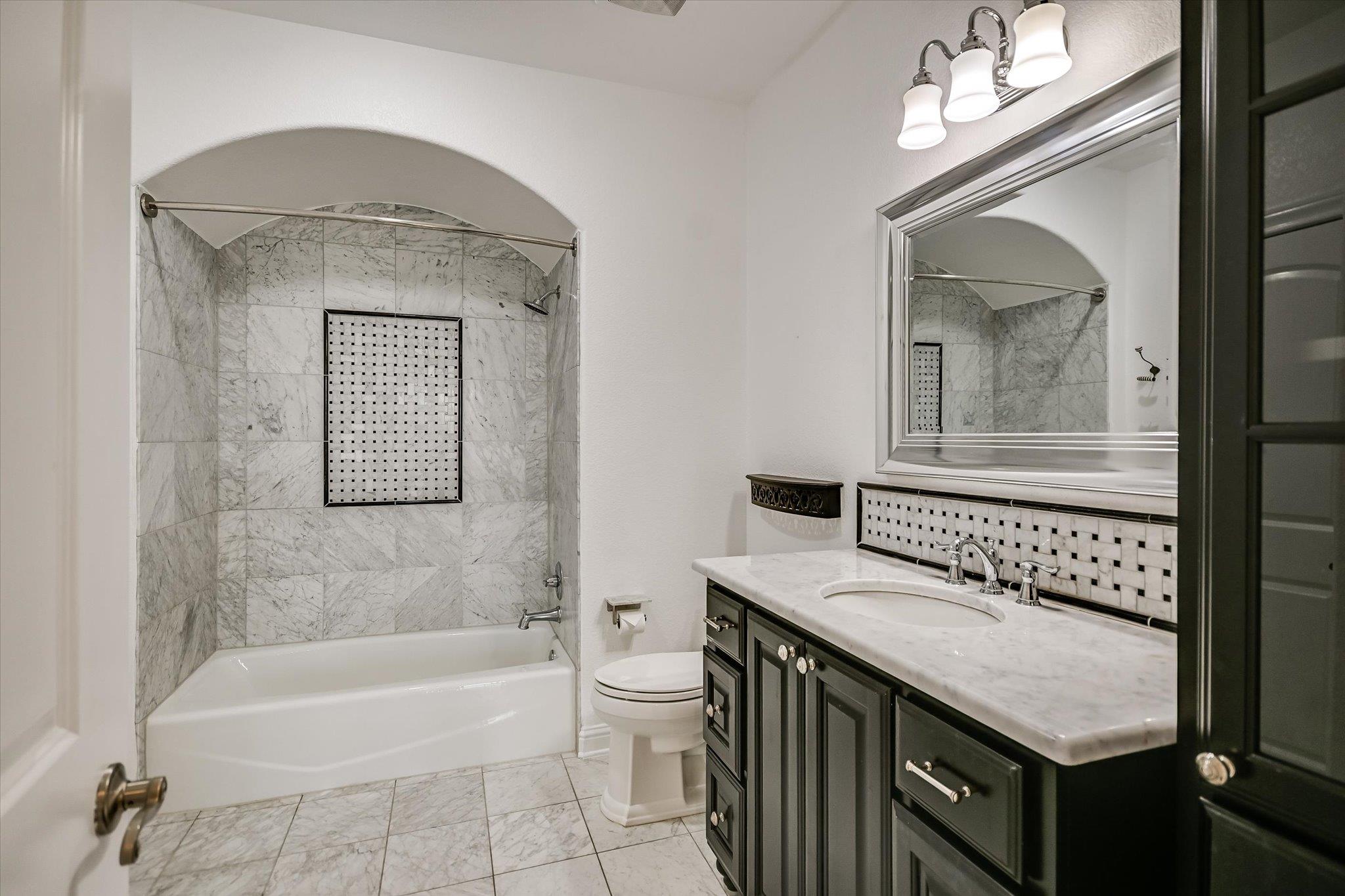 1402 Barclay DR Unit: E