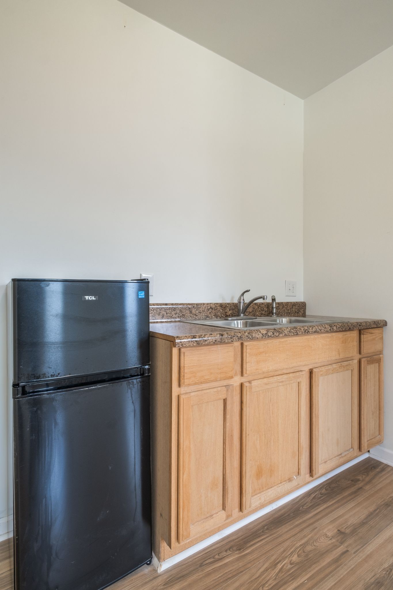 140 Robertson Ln