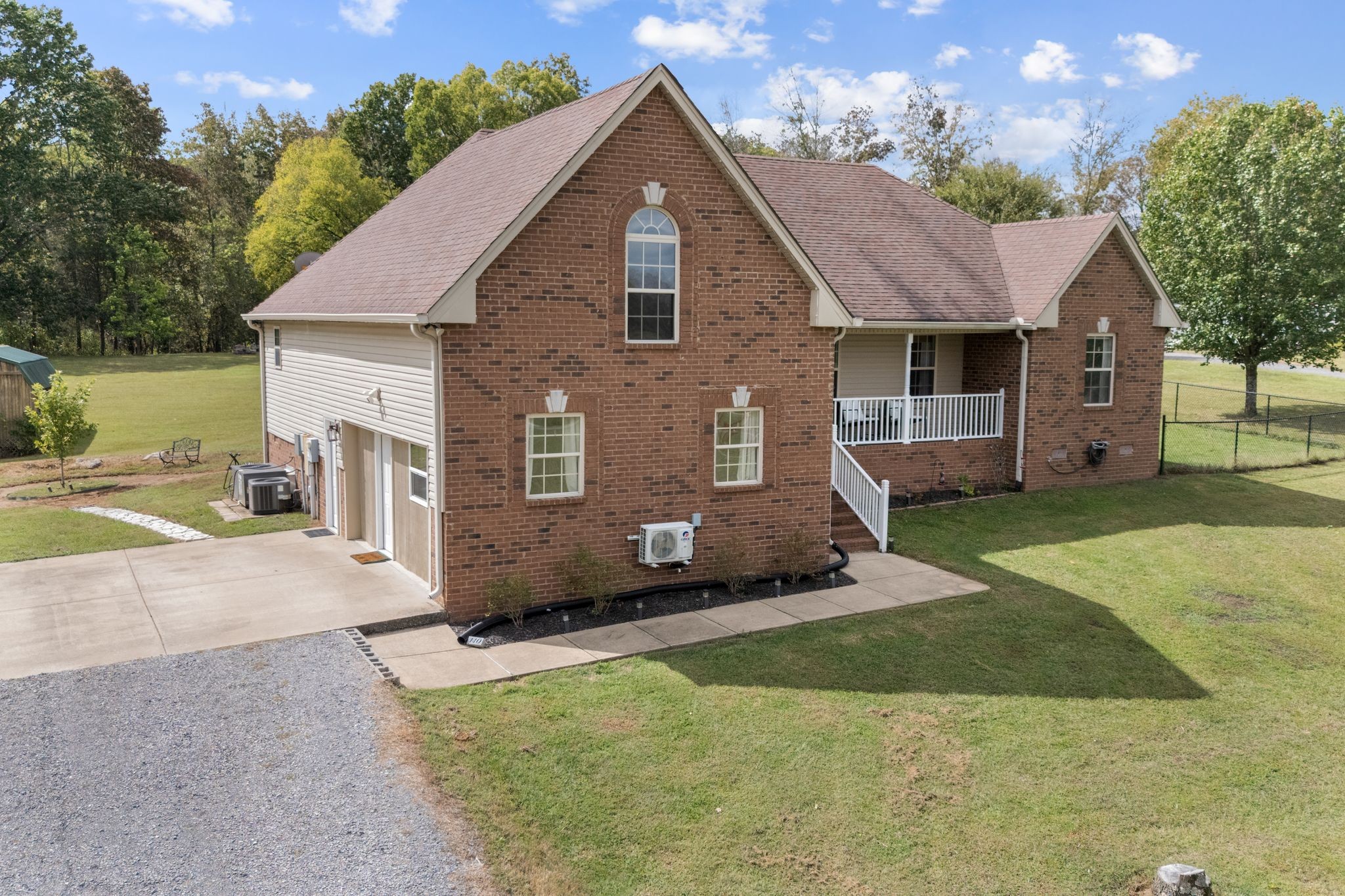 140 Robertson Ln