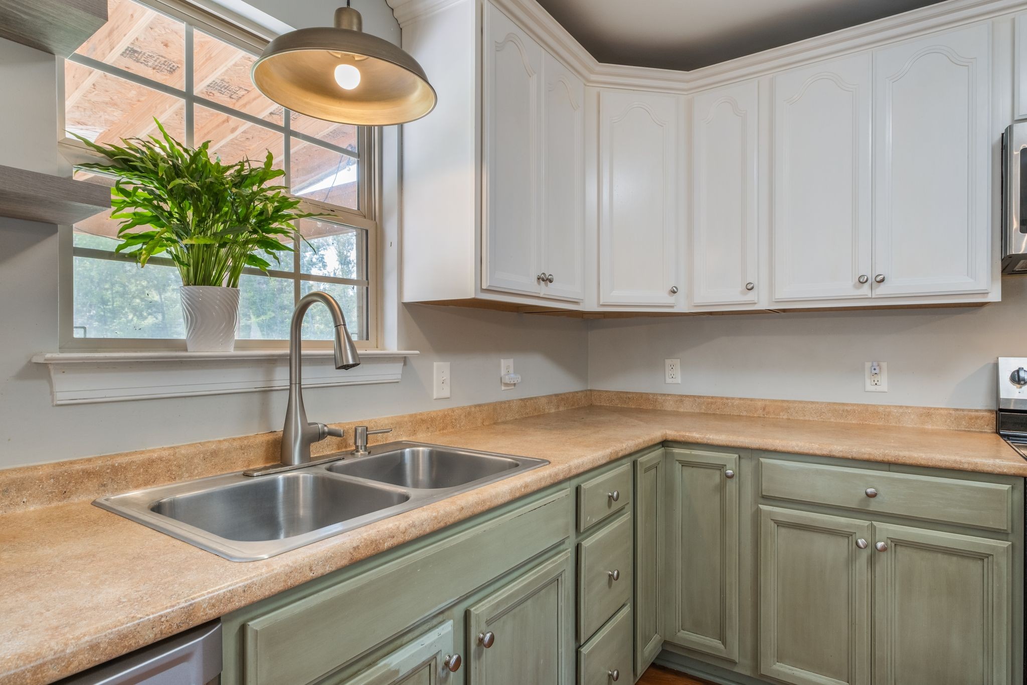 140 Robertson Ln