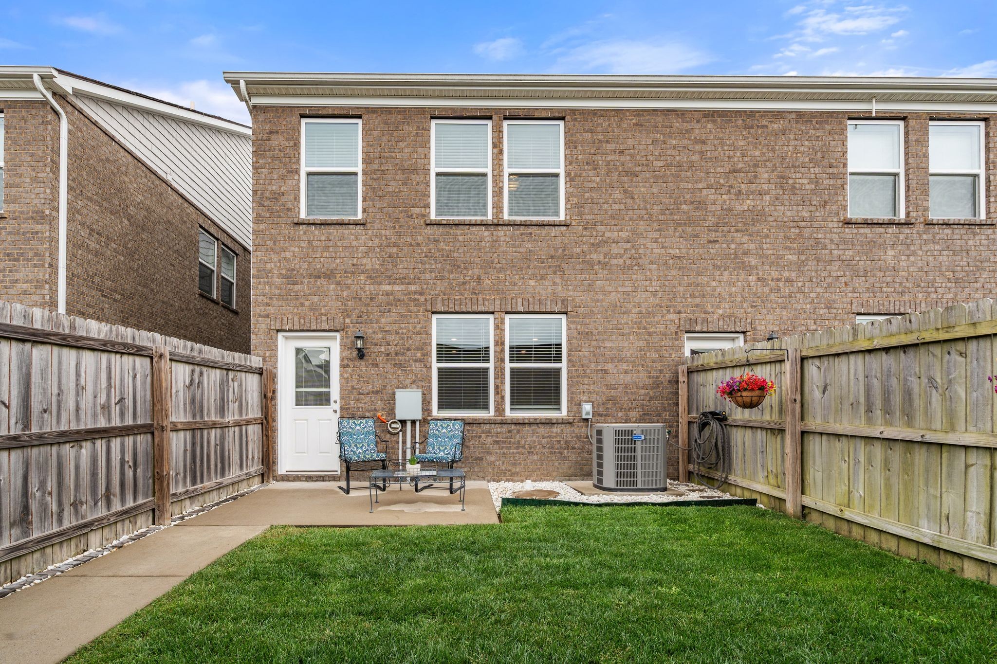 1011 Henley Ln