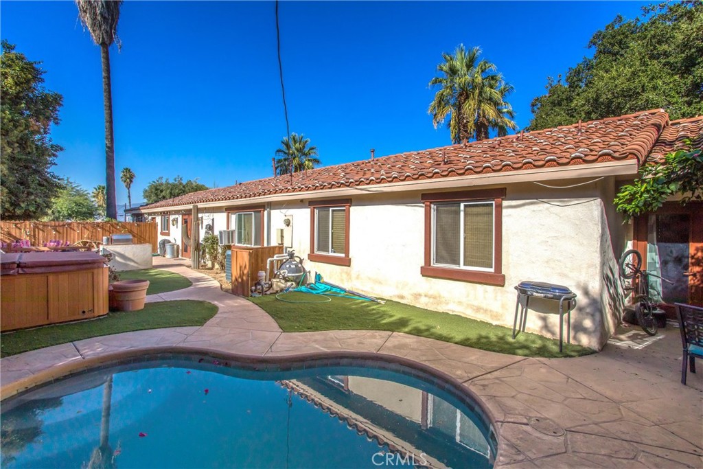 340 S San Mateo Street