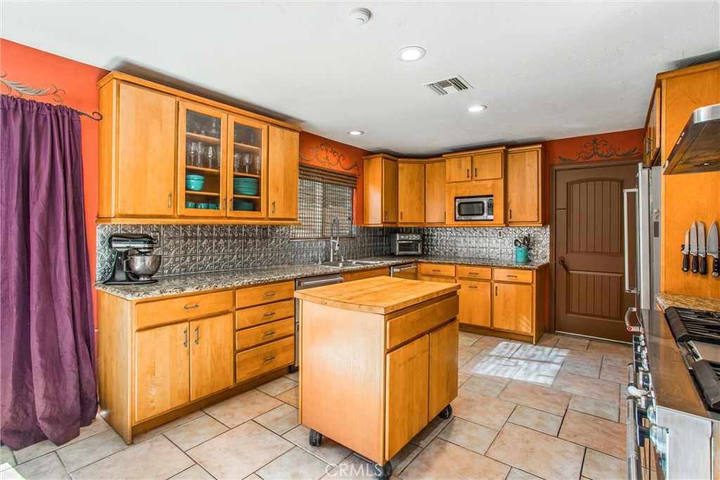 340 S San Mateo Street