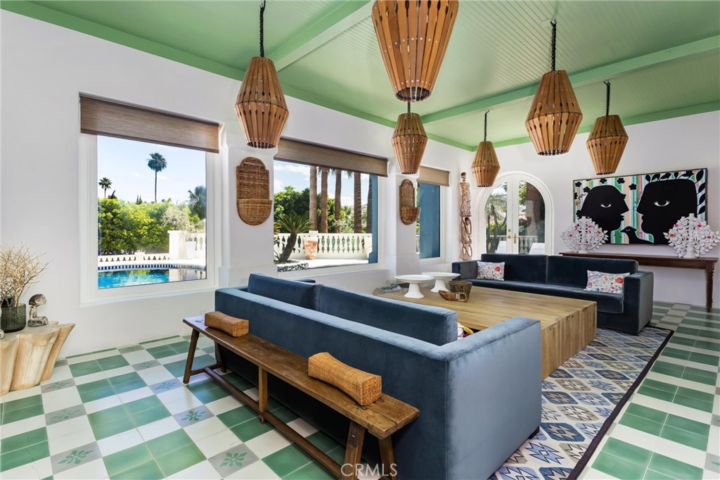 294 W Crestview Drive