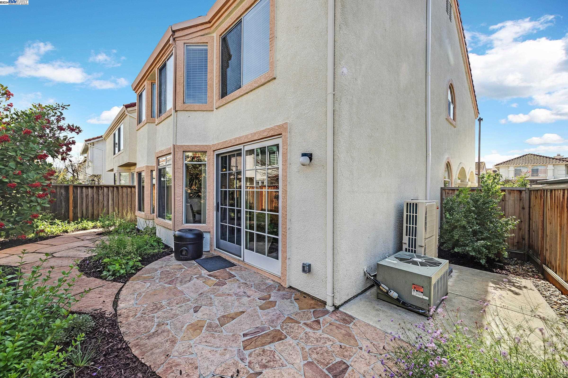95 Meadowland Dr