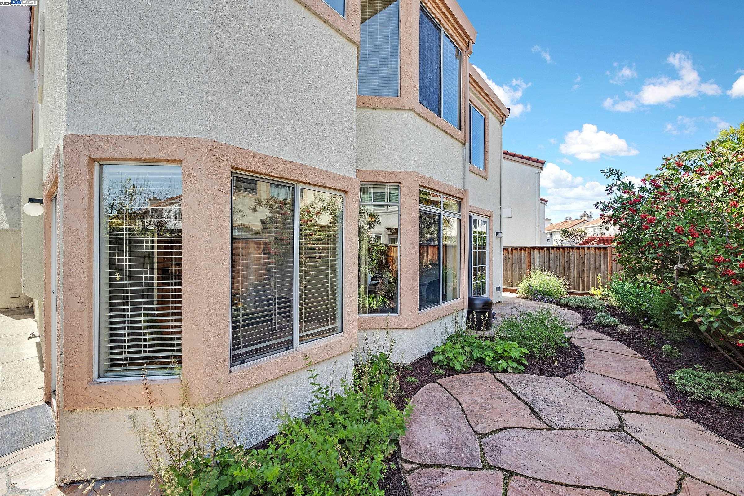 95 Meadowland Dr