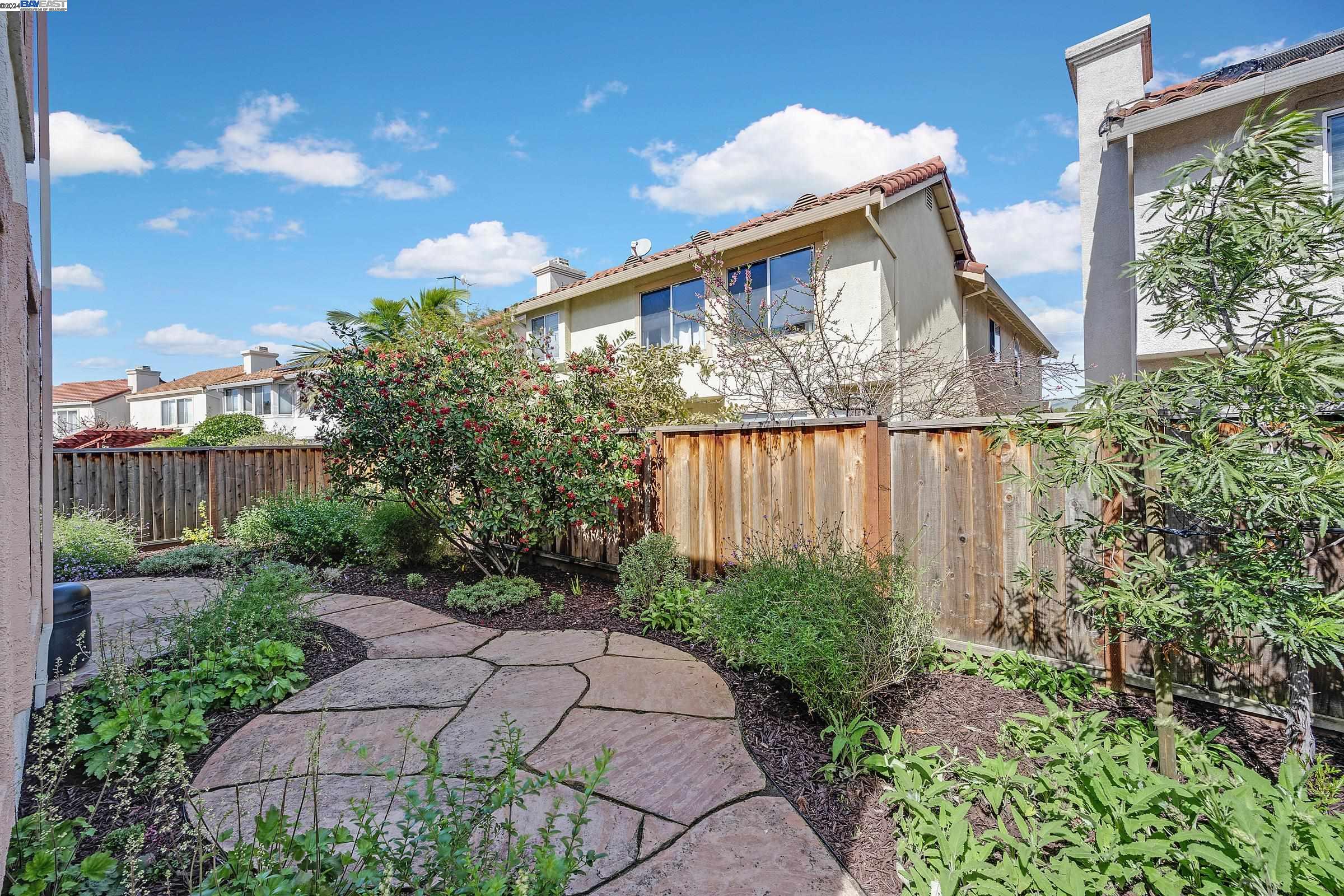 95 Meadowland Dr