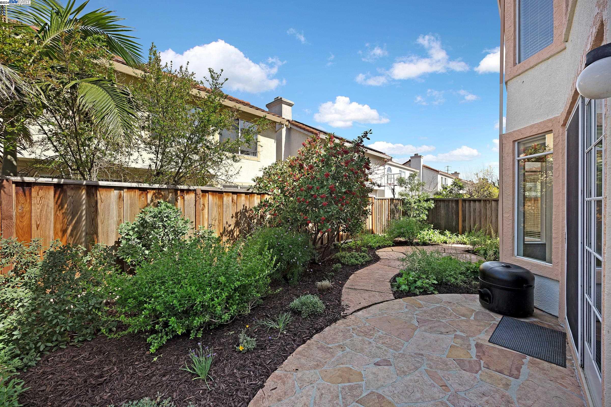95 Meadowland Dr