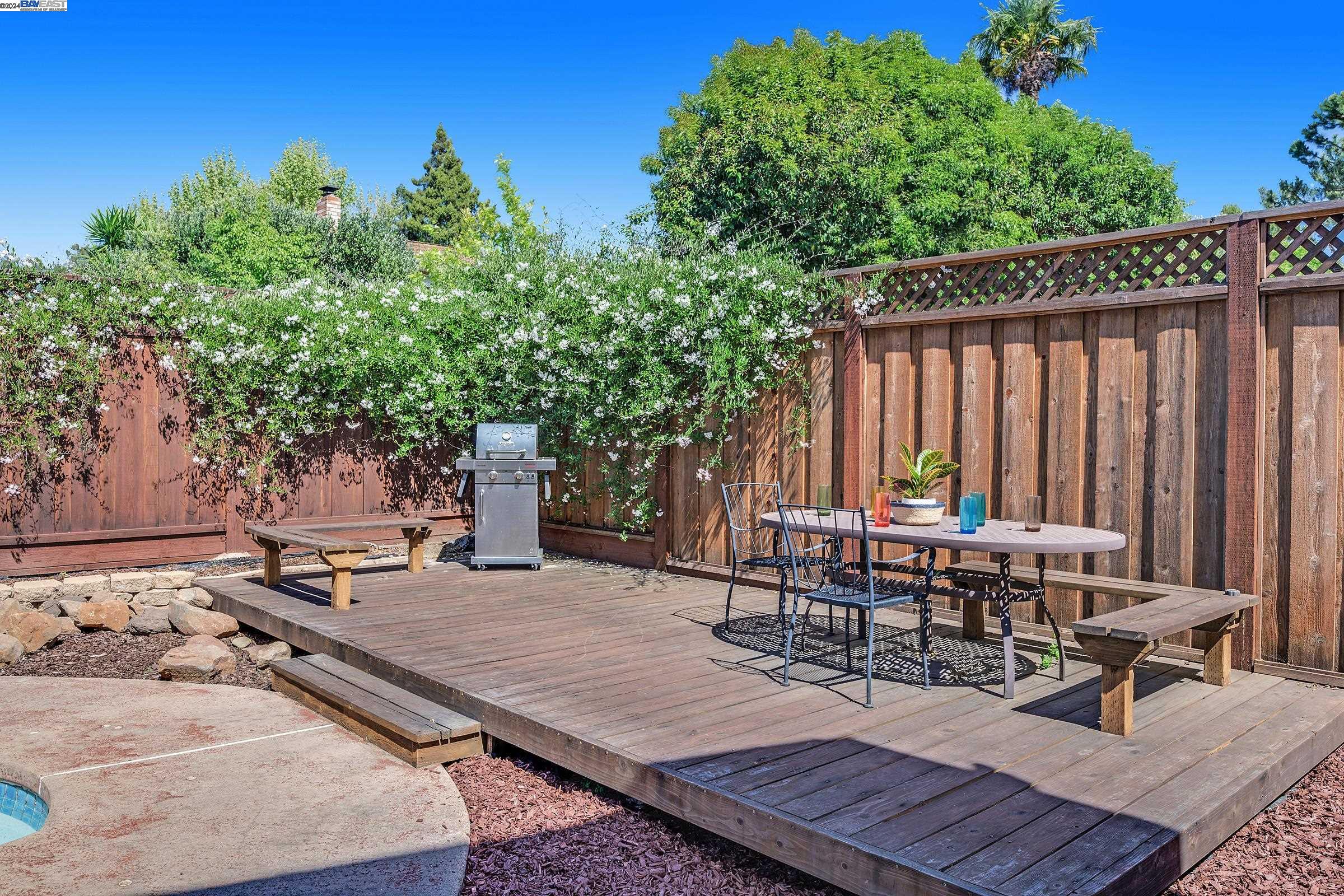 2558 Skylark Way