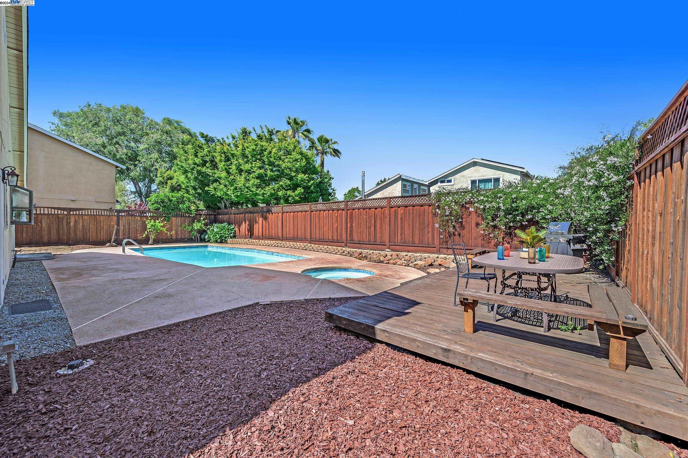 2558 Skylark Way