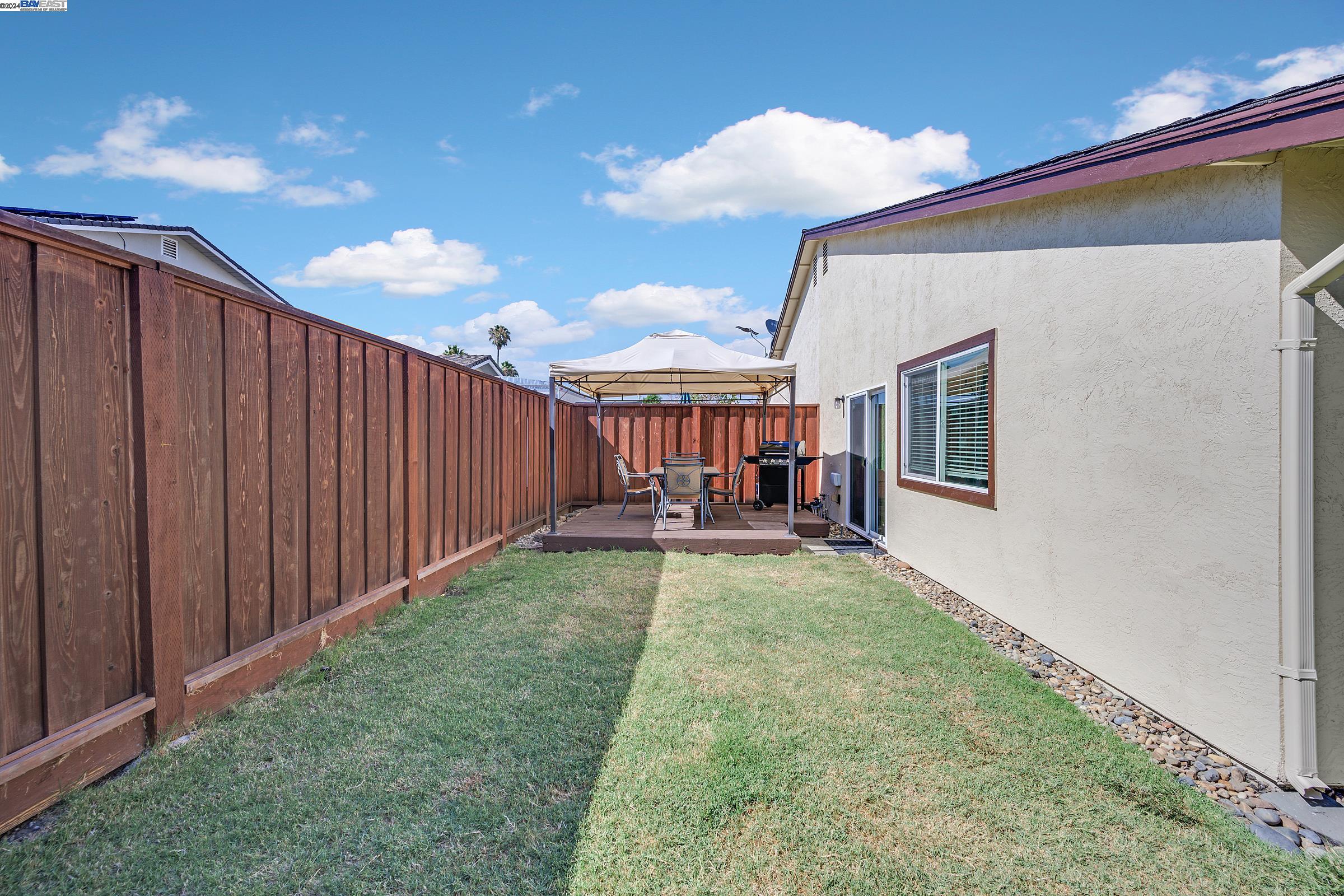 1876 Mira Loma St