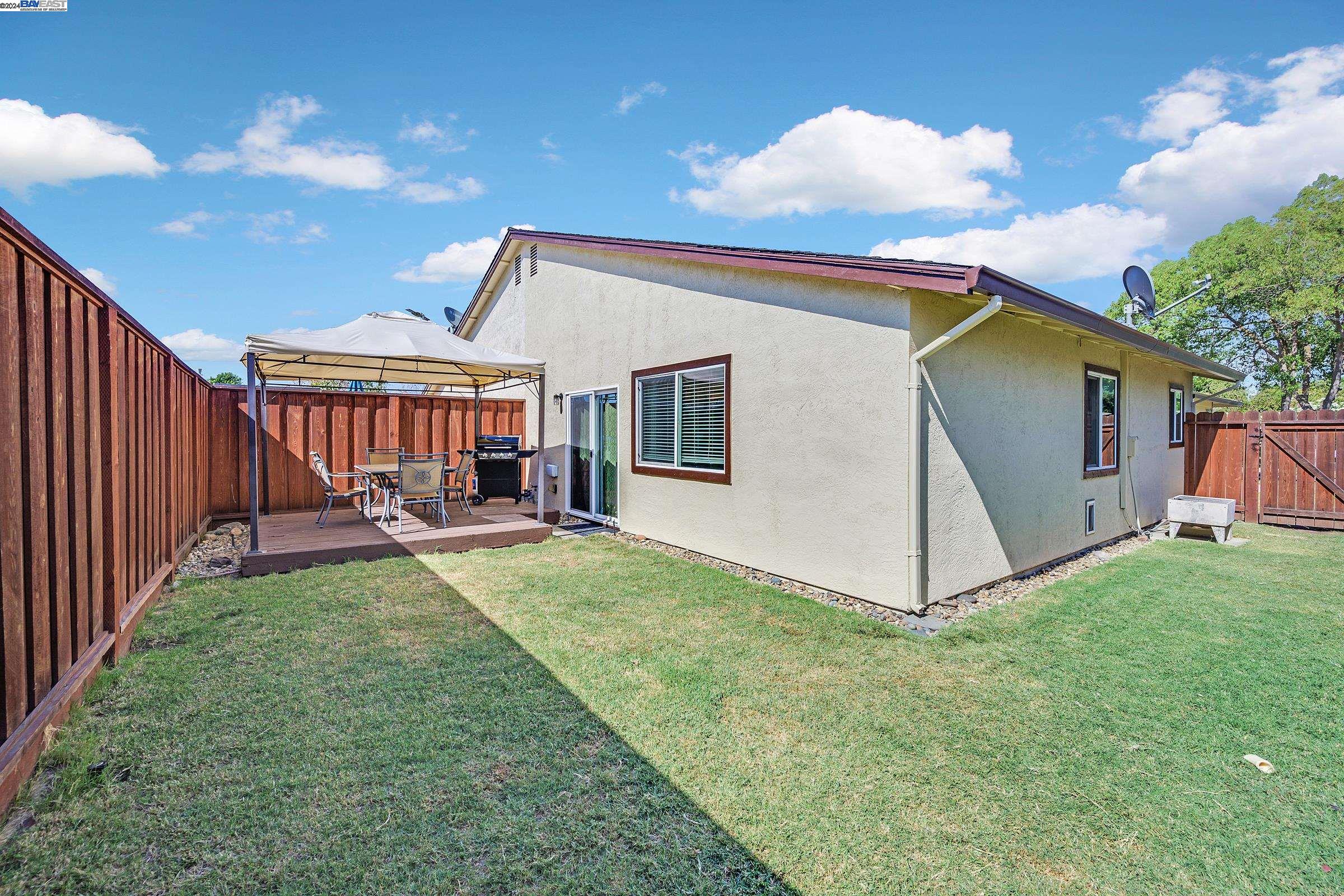 1876 Mira Loma St