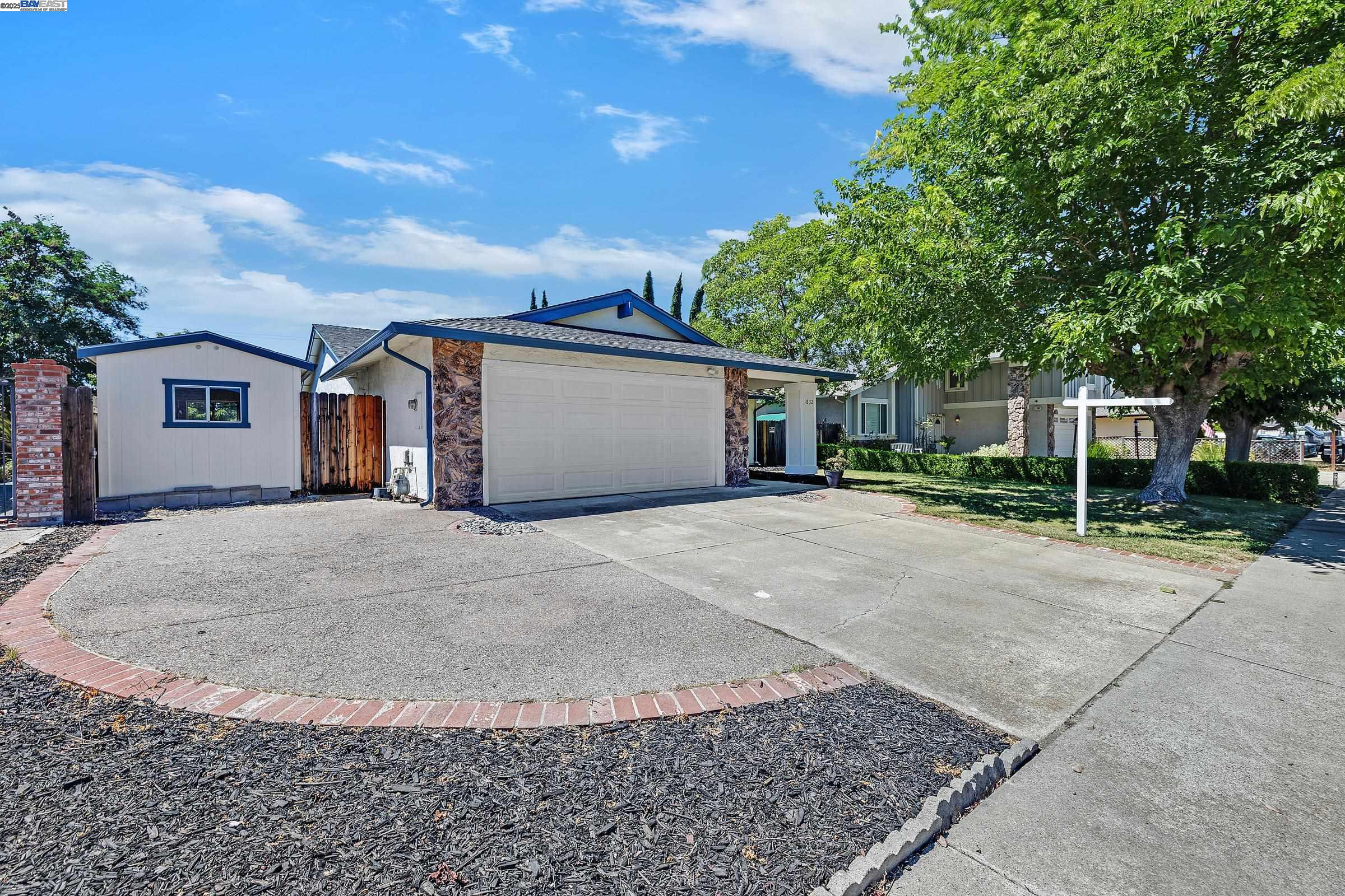 1832 Mira Loma St