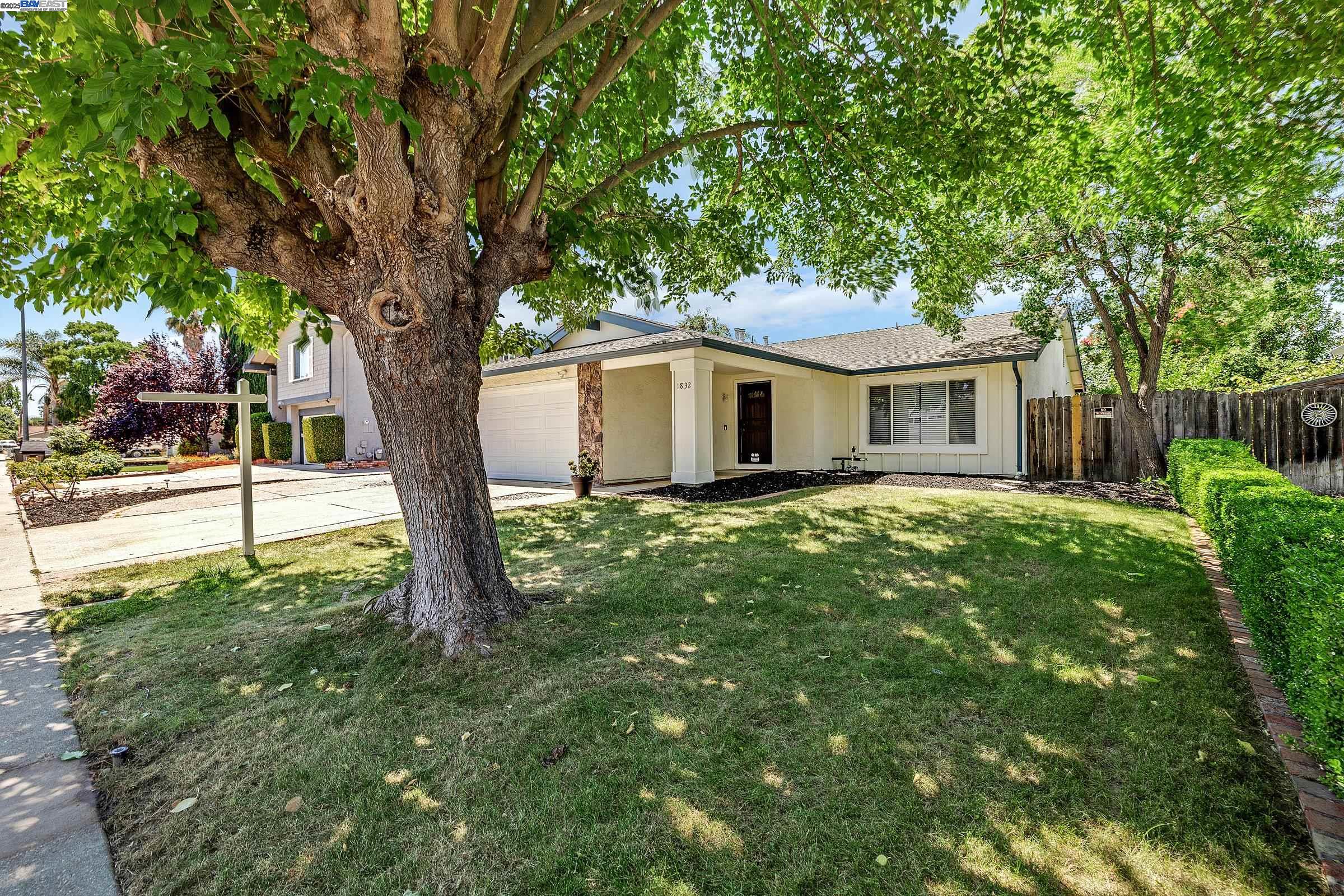 1832 Mira Loma St
