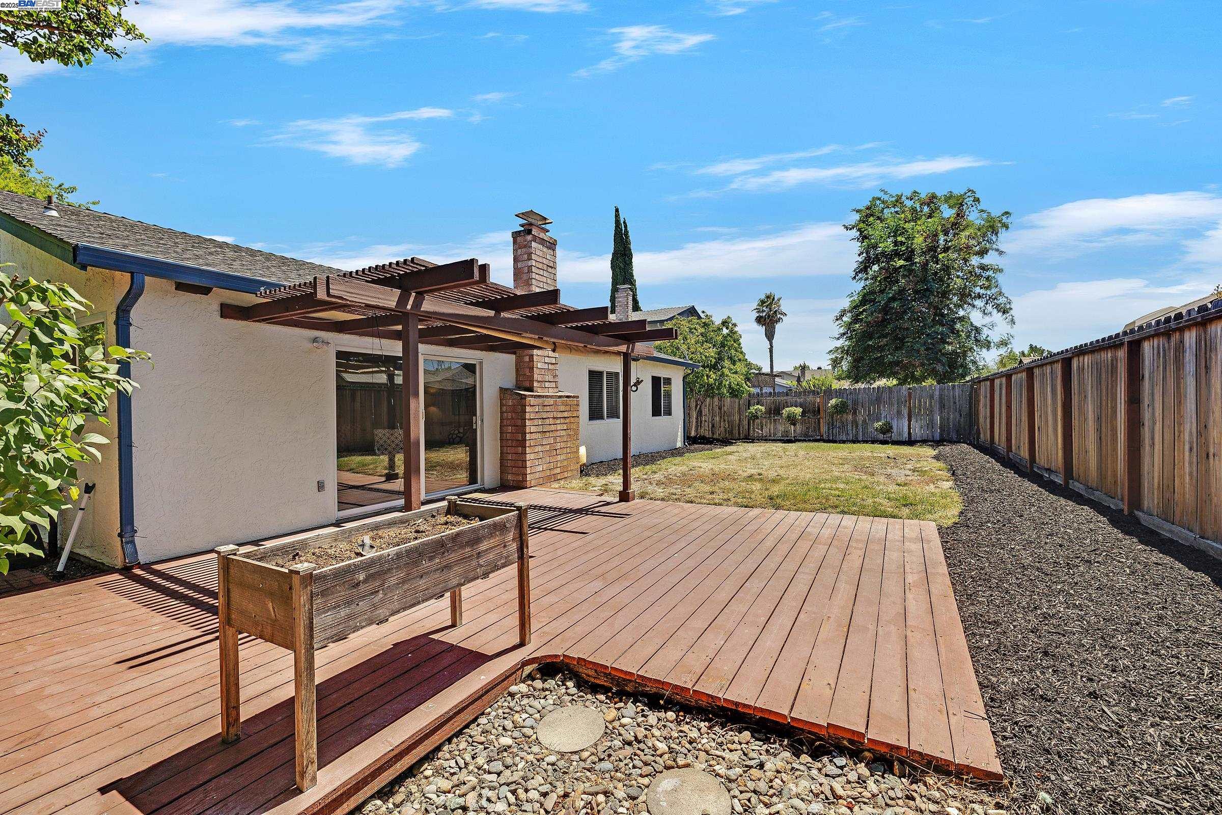 1832 Mira Loma St