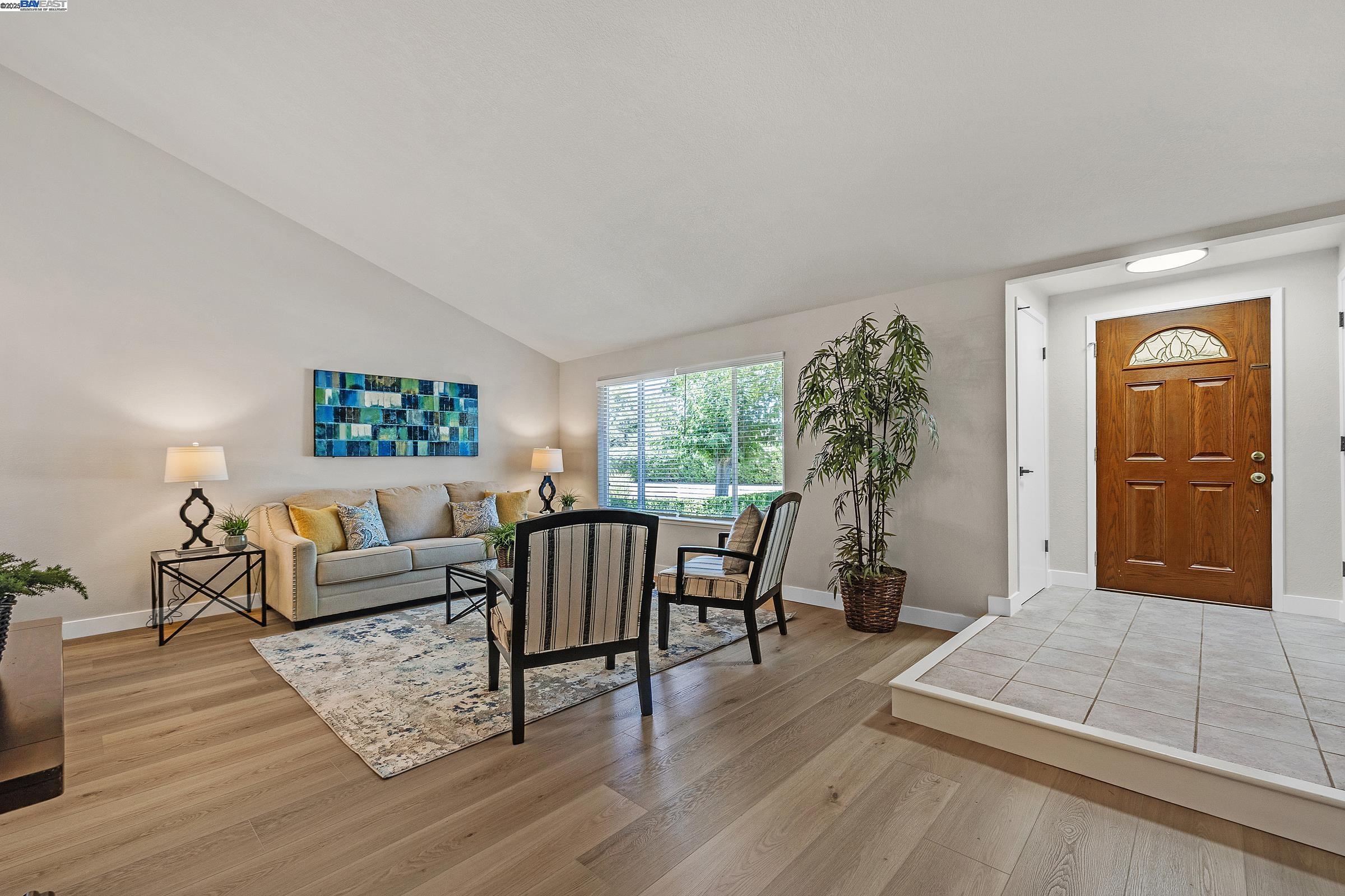 1832 Mira Loma St