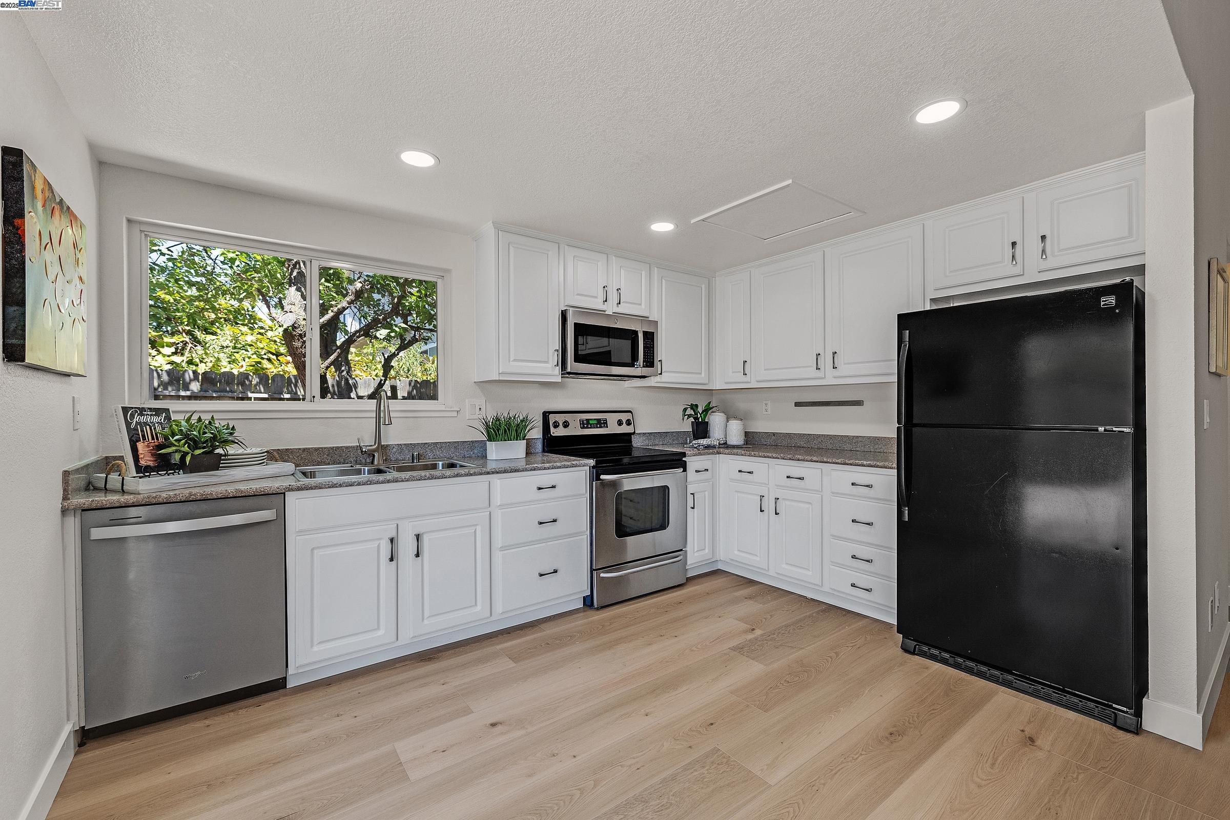 1832 Mira Loma St