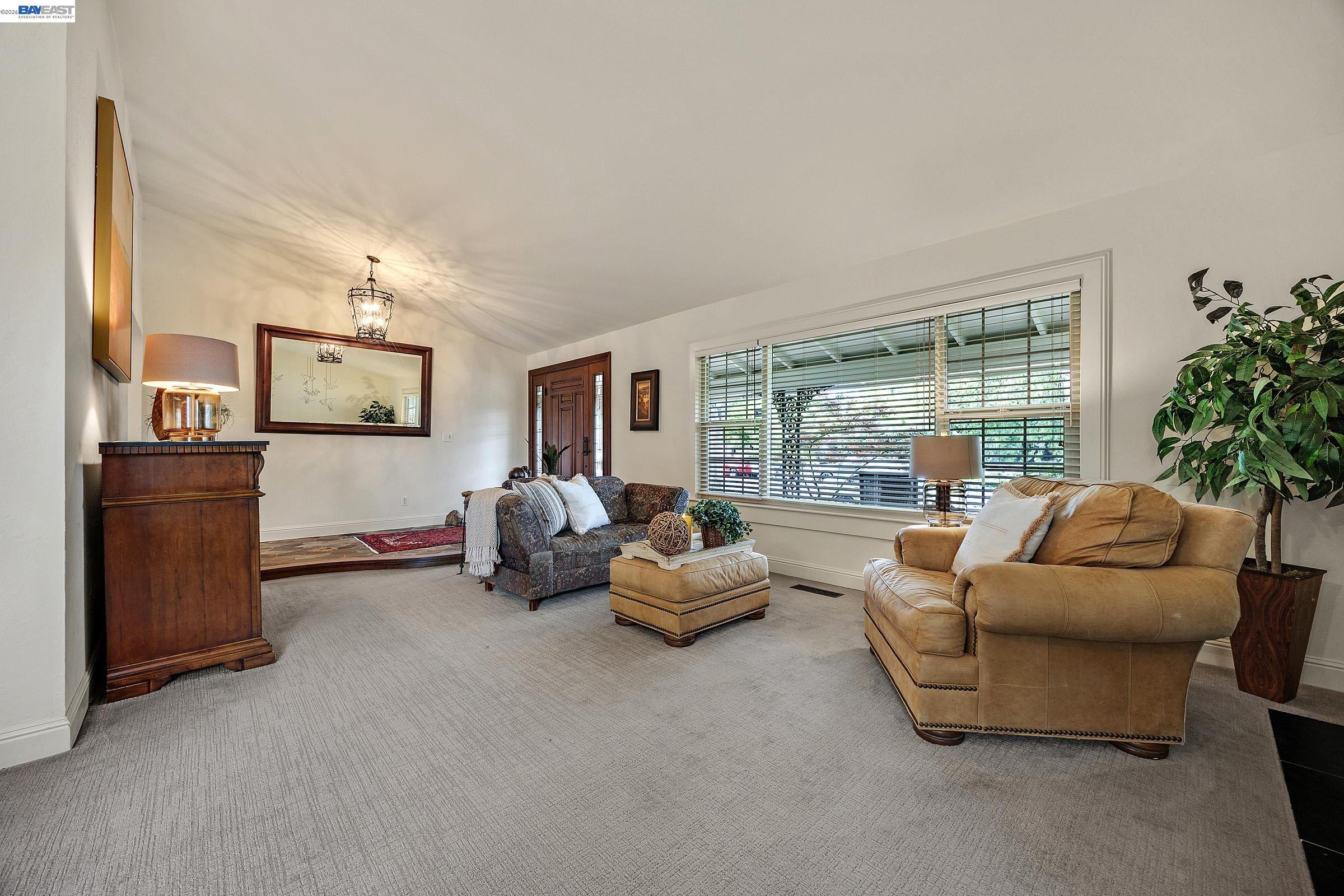 1152 Farmington Way