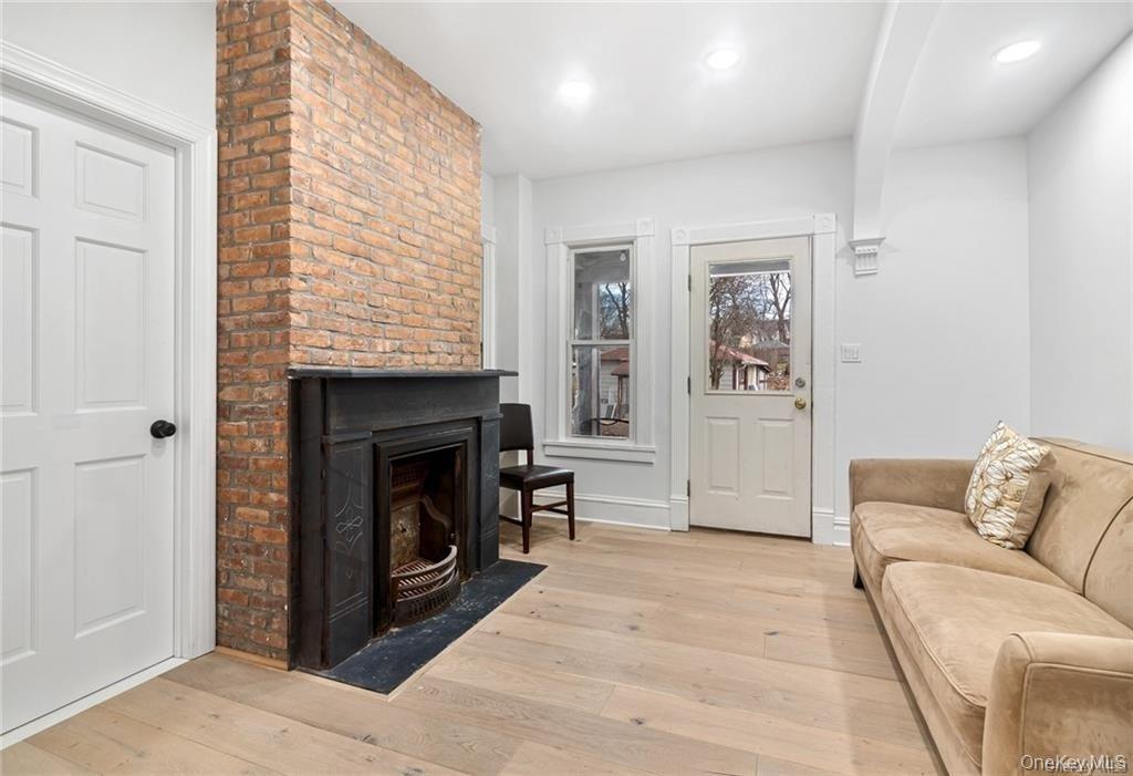 1166 North Avenue Unit: 5