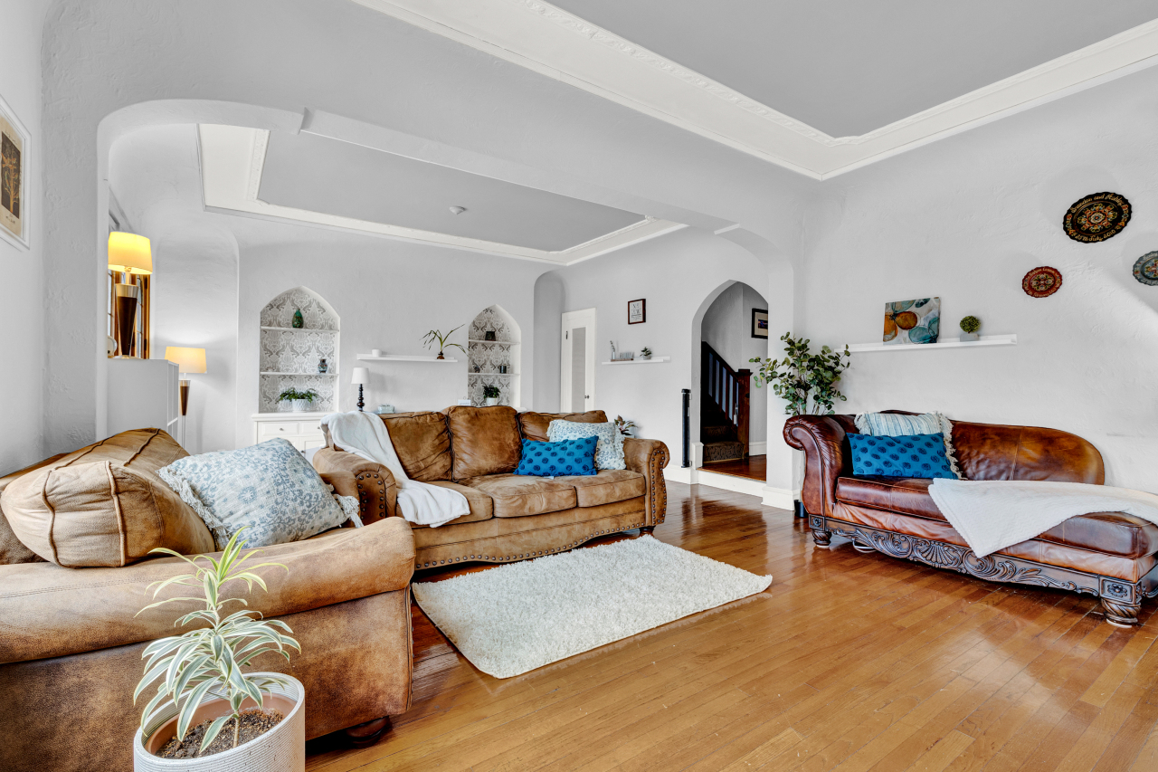 2120 E Menlo Blvd