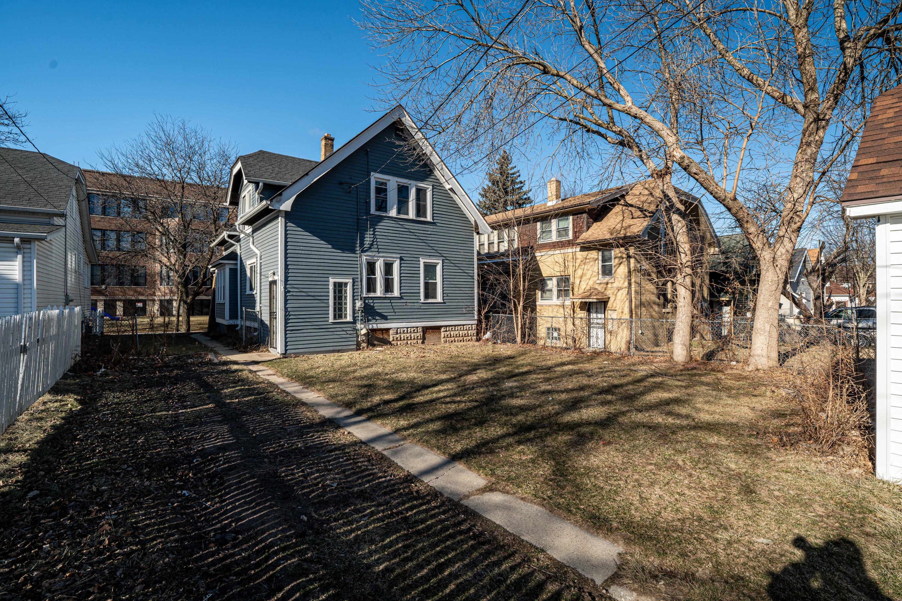 3260 N 37th St