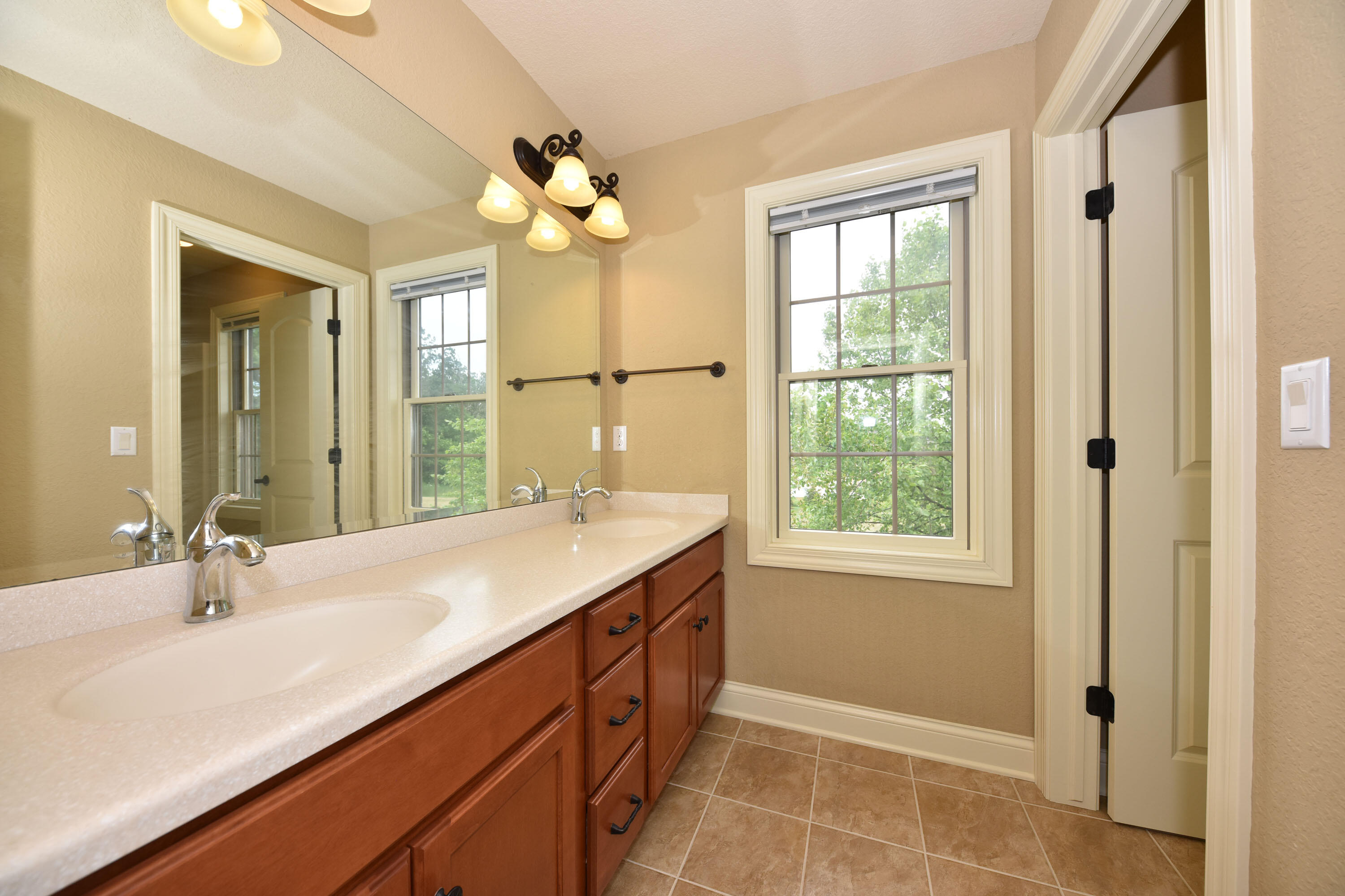 2172 W Saddlebrook Ln