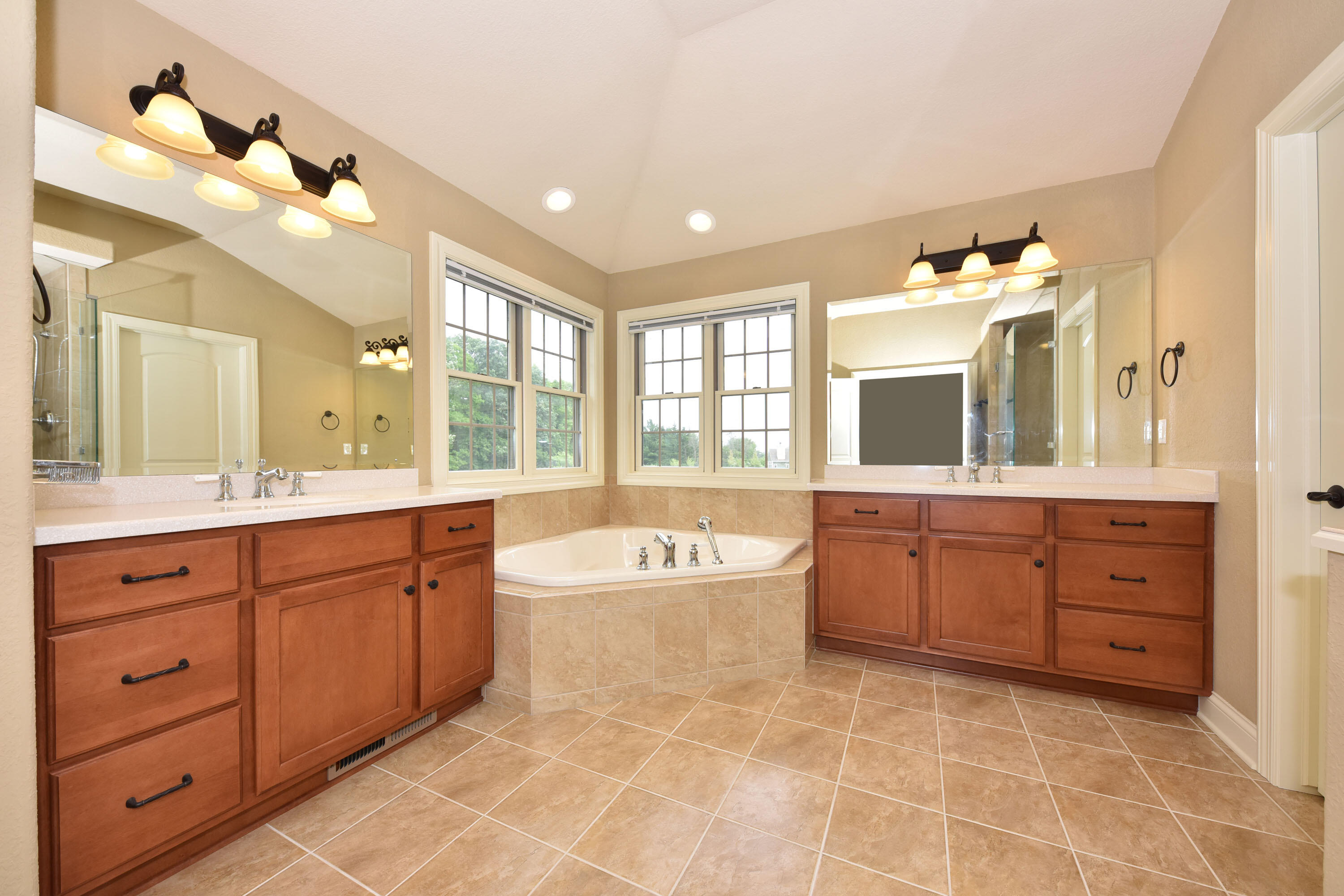 2172 W Saddlebrook Ln