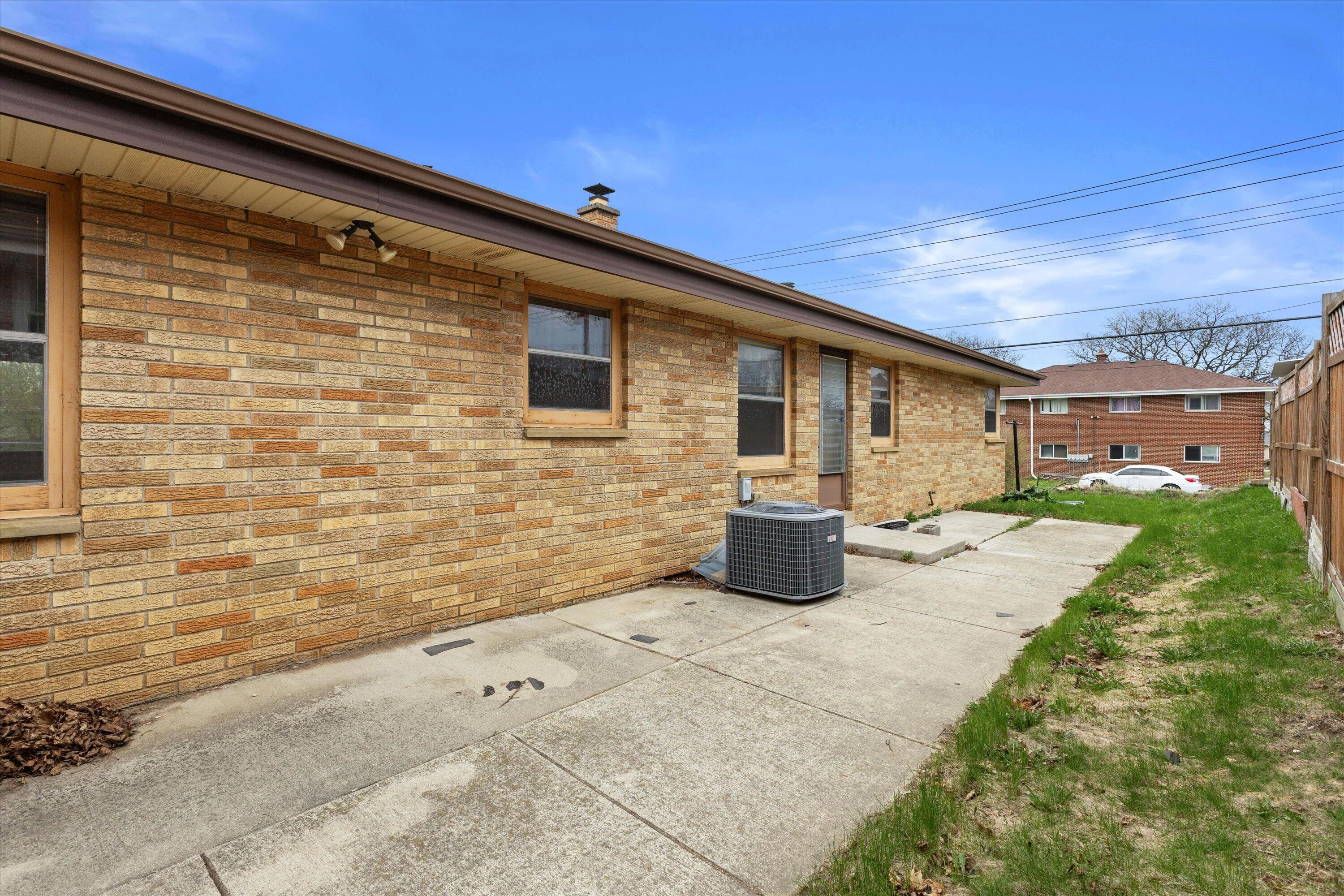 8122 W Potomac Ave