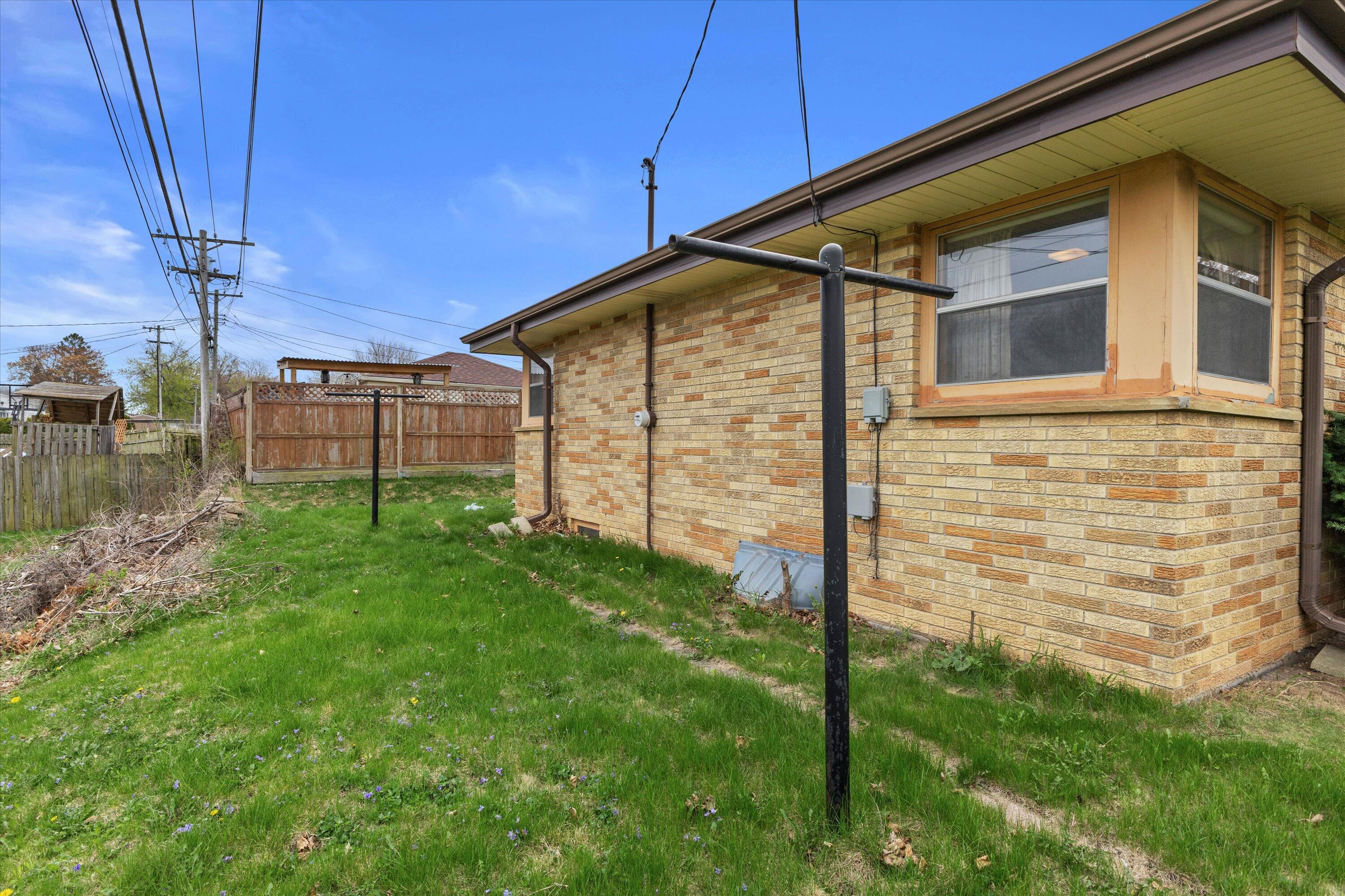 8122 W Potomac Ave