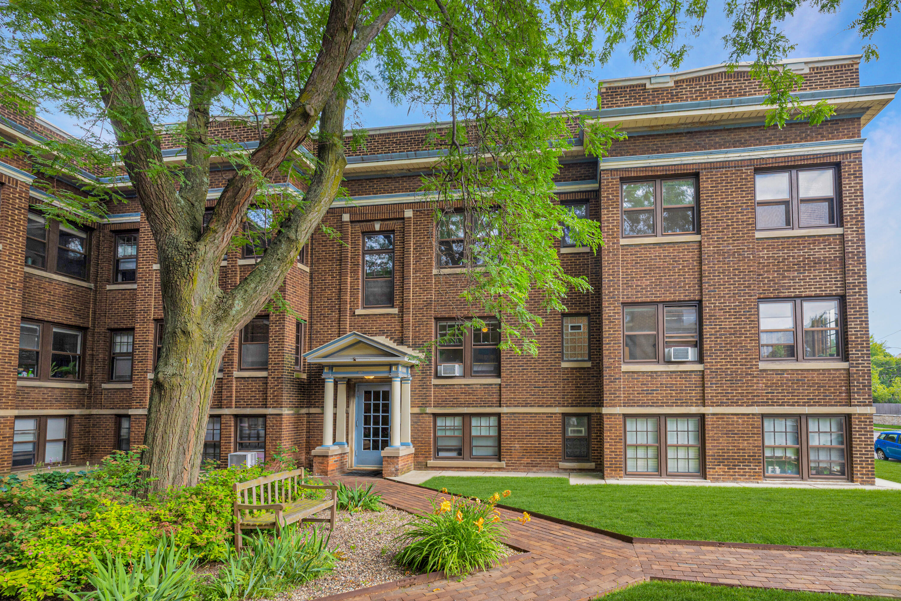 2537 N Downer Ave Unit: 15
