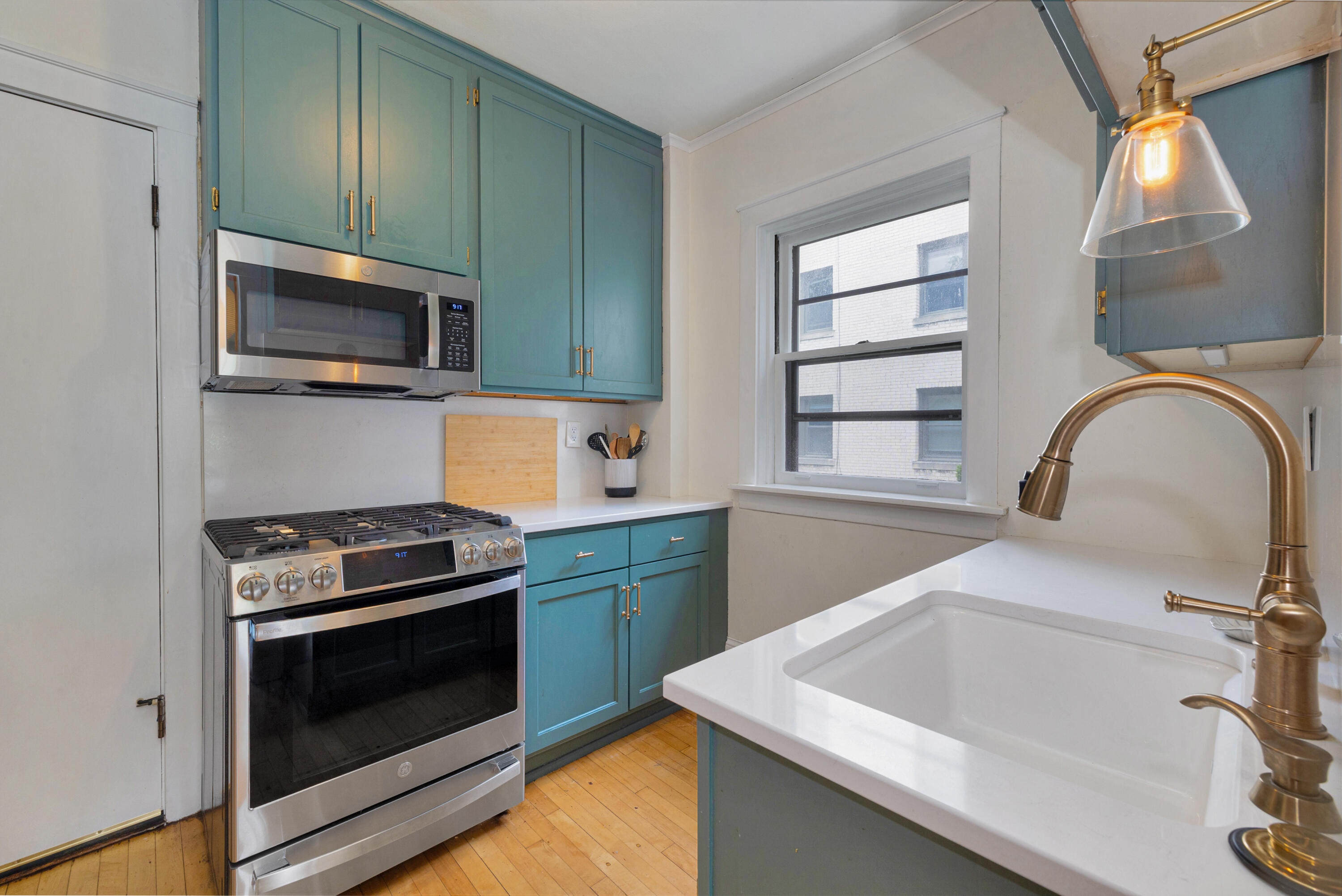 2537 N Downer Ave Unit: 15