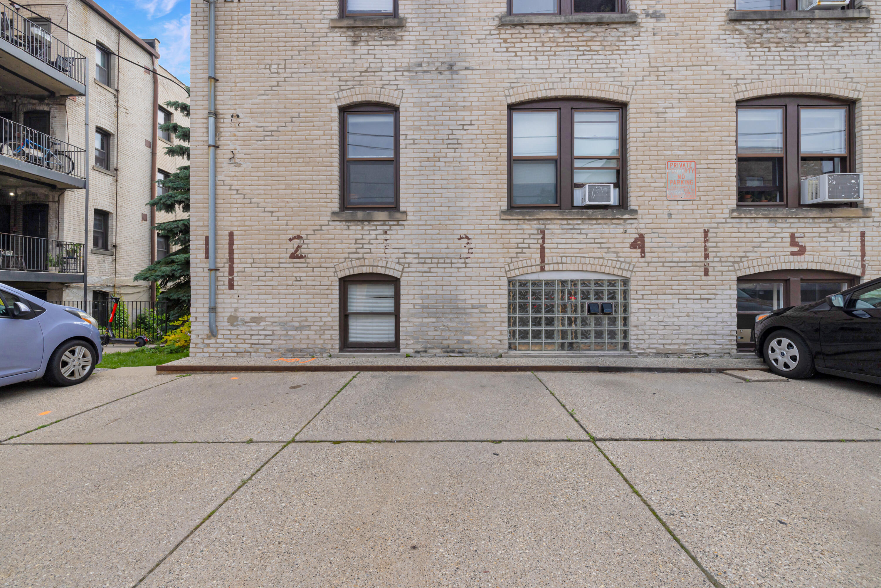 2537 N Downer Ave Unit: 15