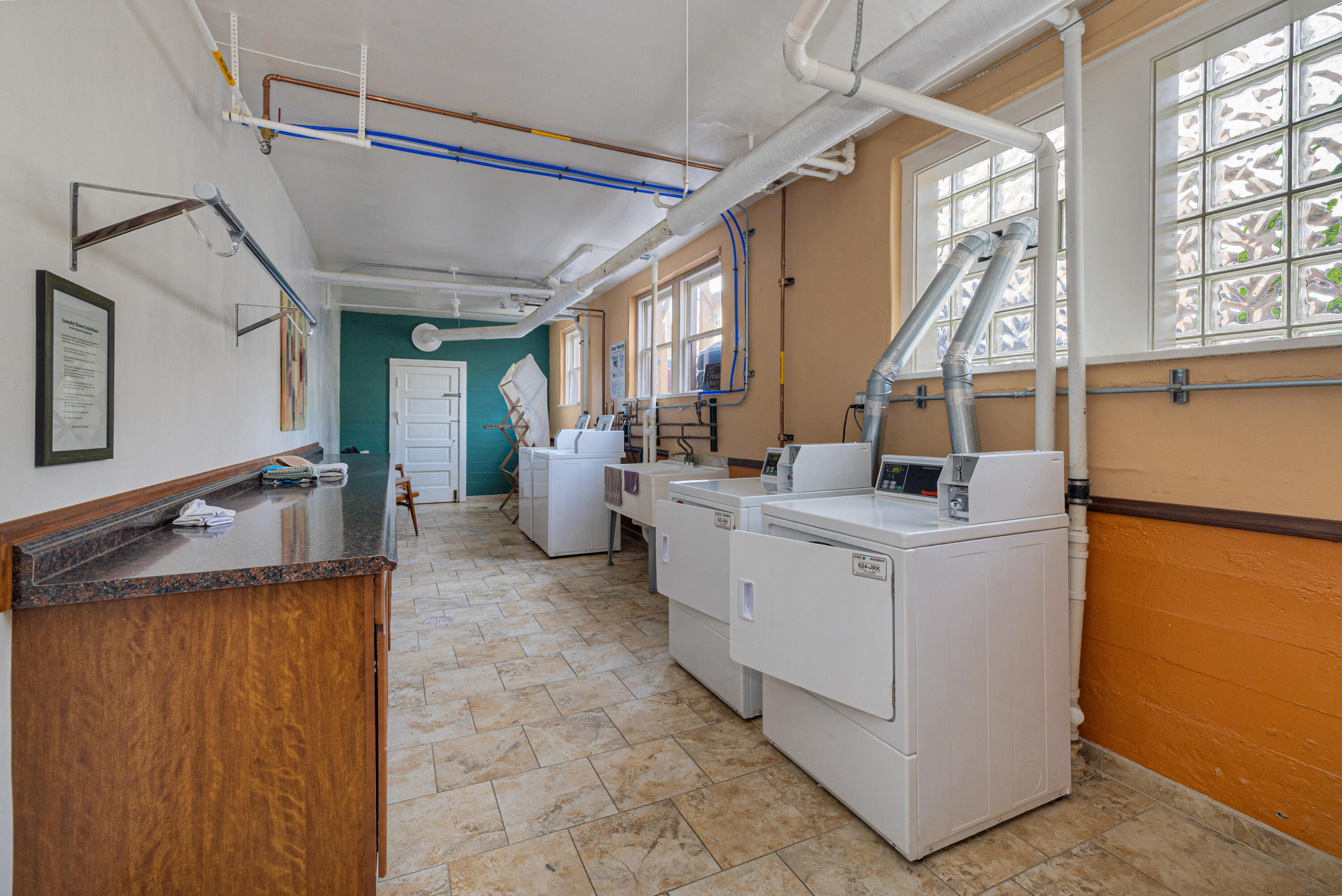 2537 N Downer Ave Unit: 15