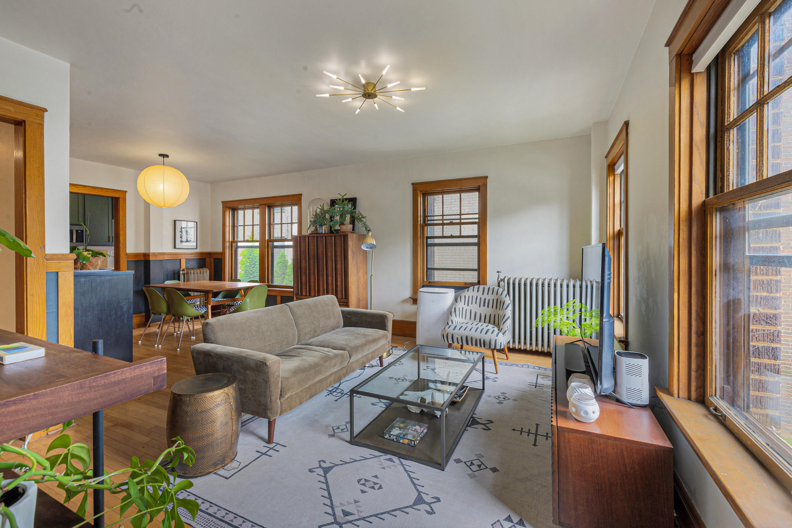 2537 N Downer Ave Unit: 15