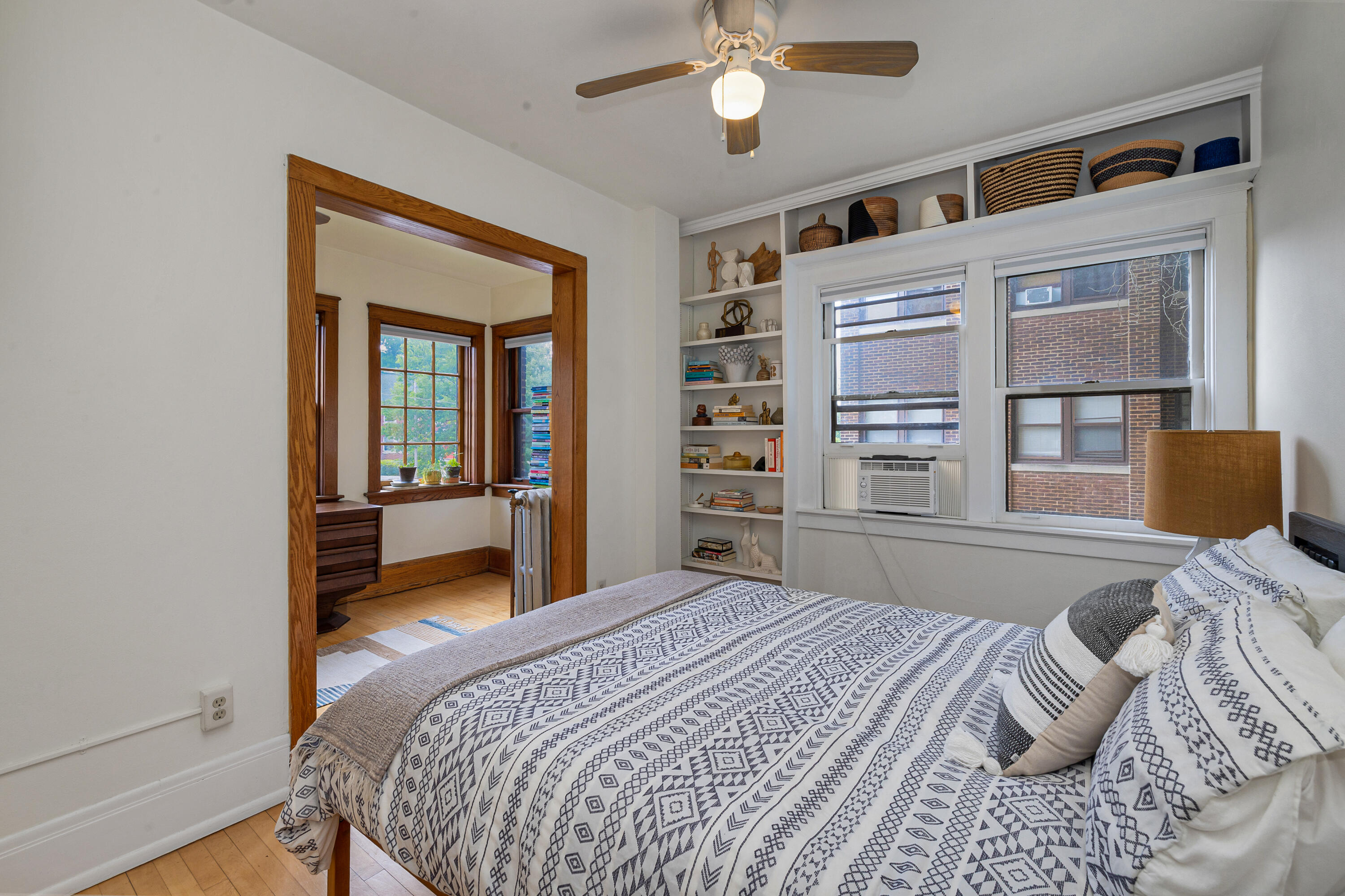 2537 N Downer Ave Unit: 15