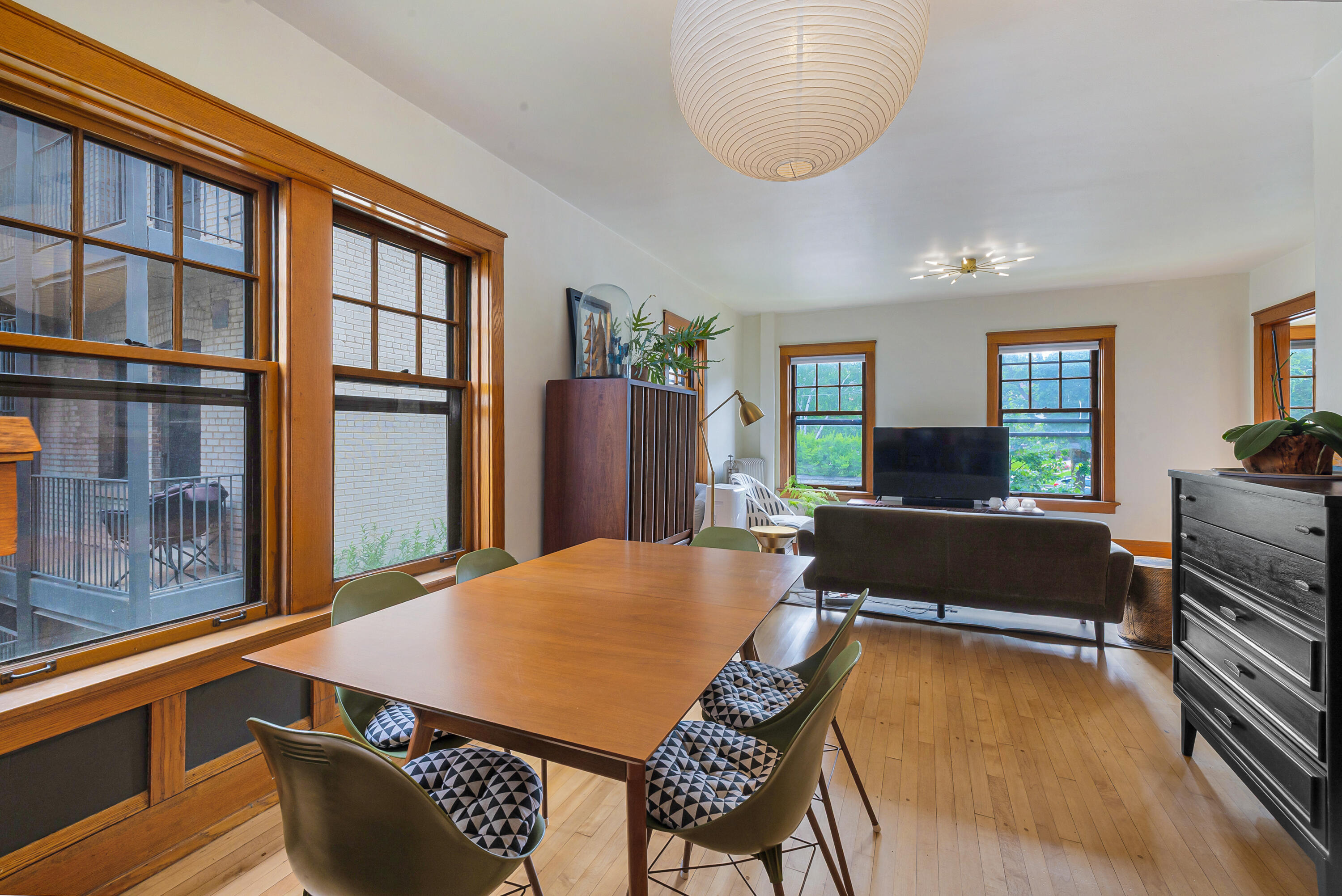 2537 N Downer Ave Unit: 15