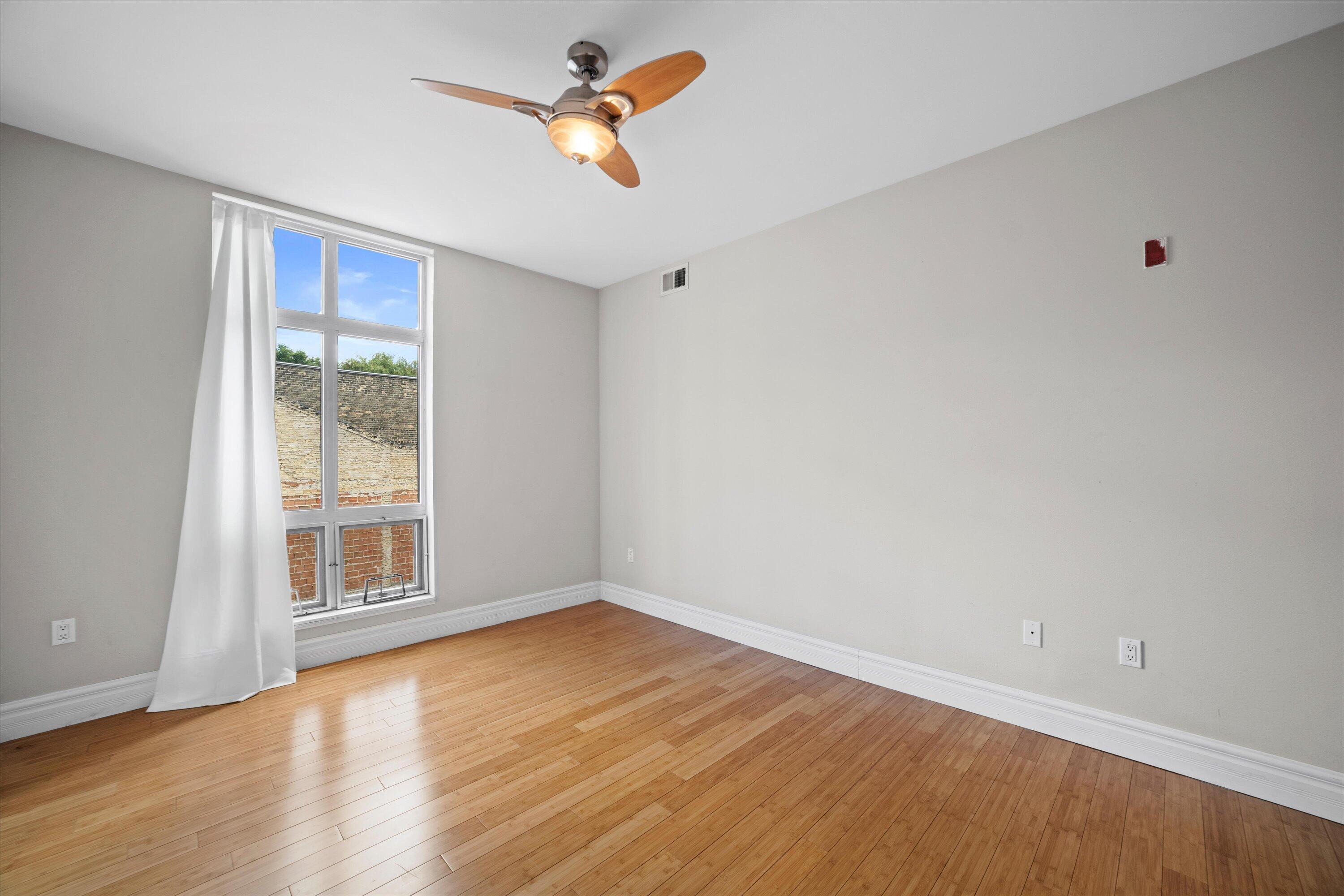 2121 S Kinnickinnic Ave Unit: 120