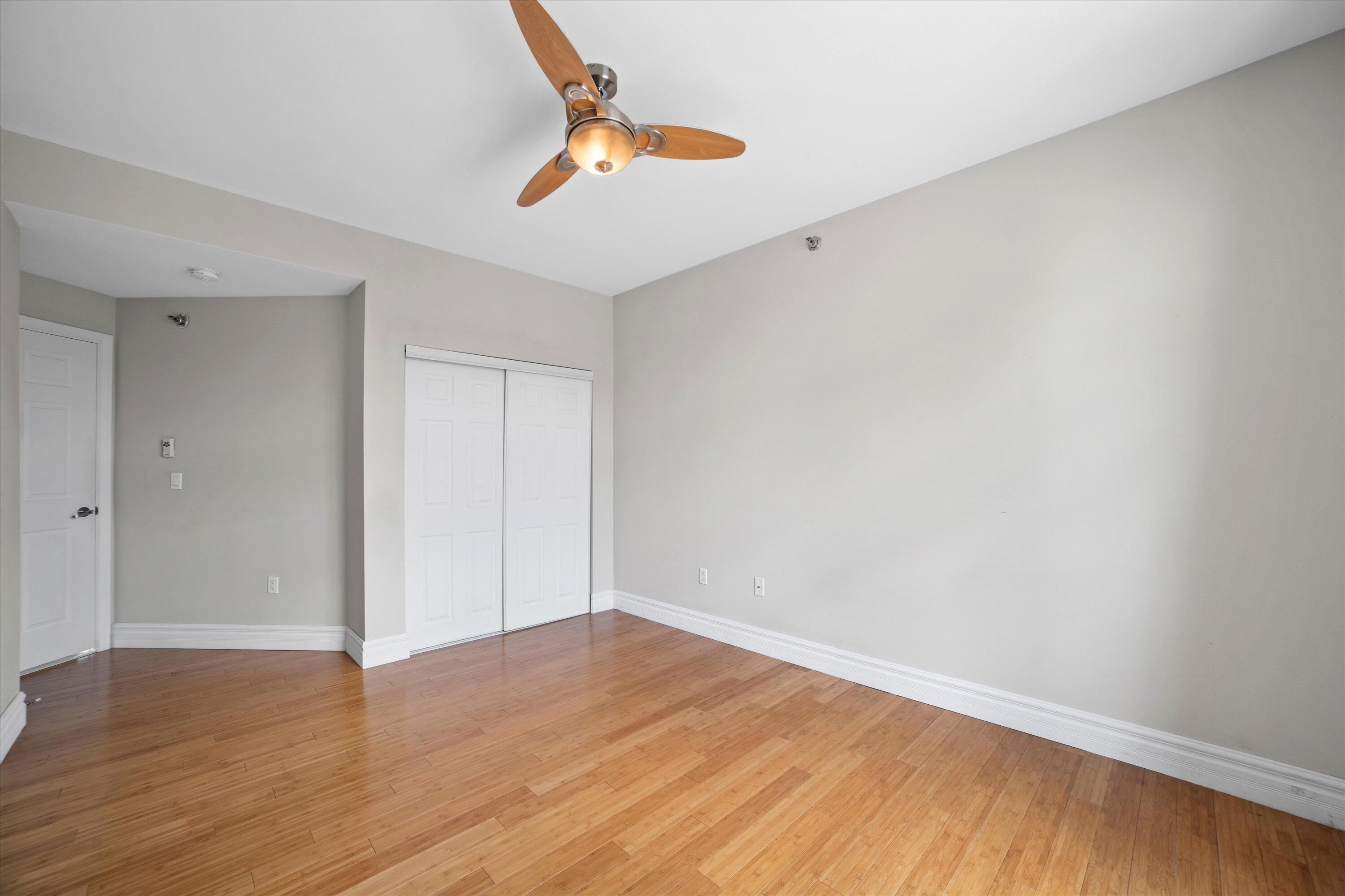 2121 S Kinnickinnic Ave Unit: 120